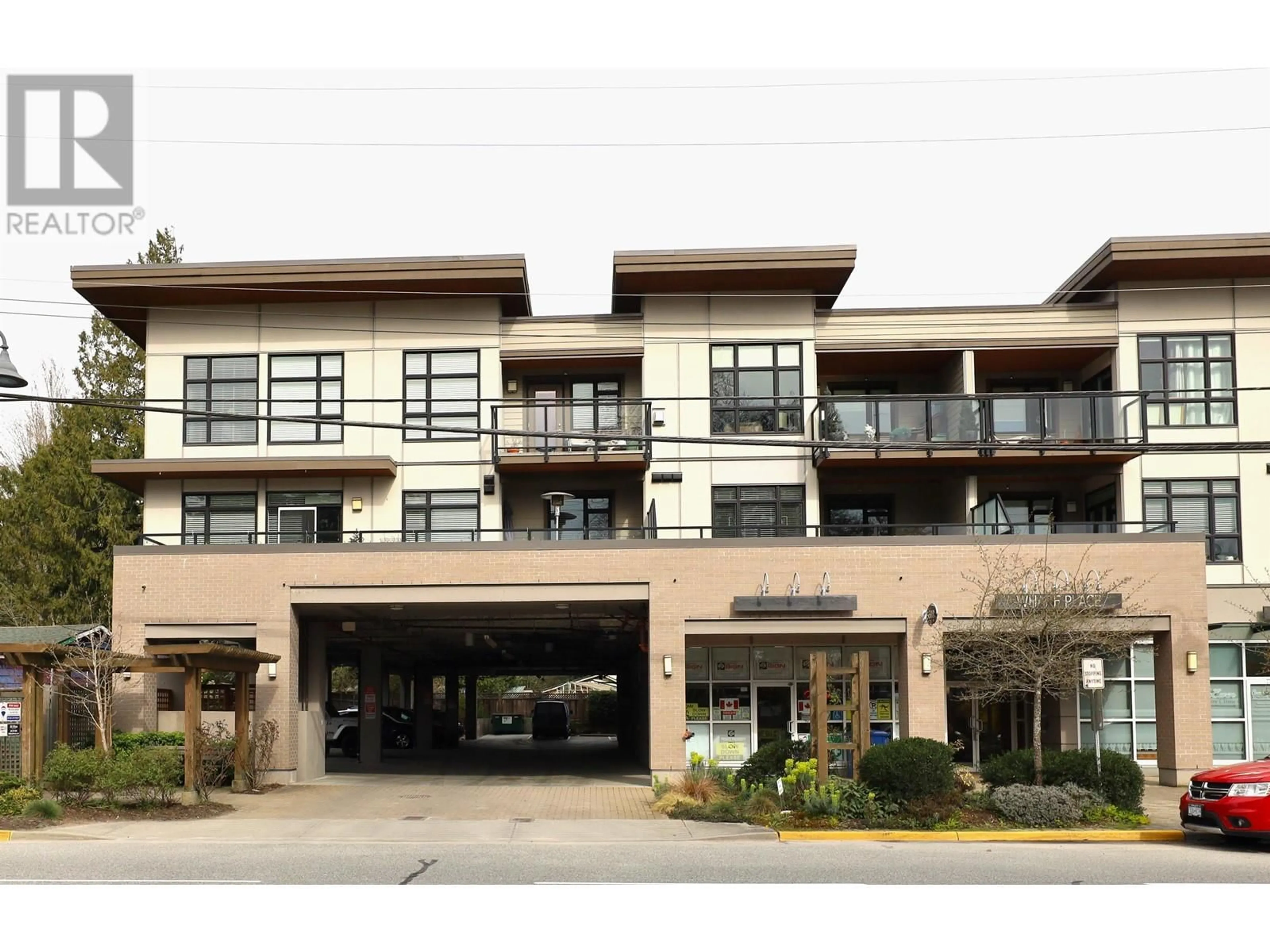 Indoor foyer for 209 - 5682 WHARF AVENUE, Sechelt British Columbia V7Z0J3