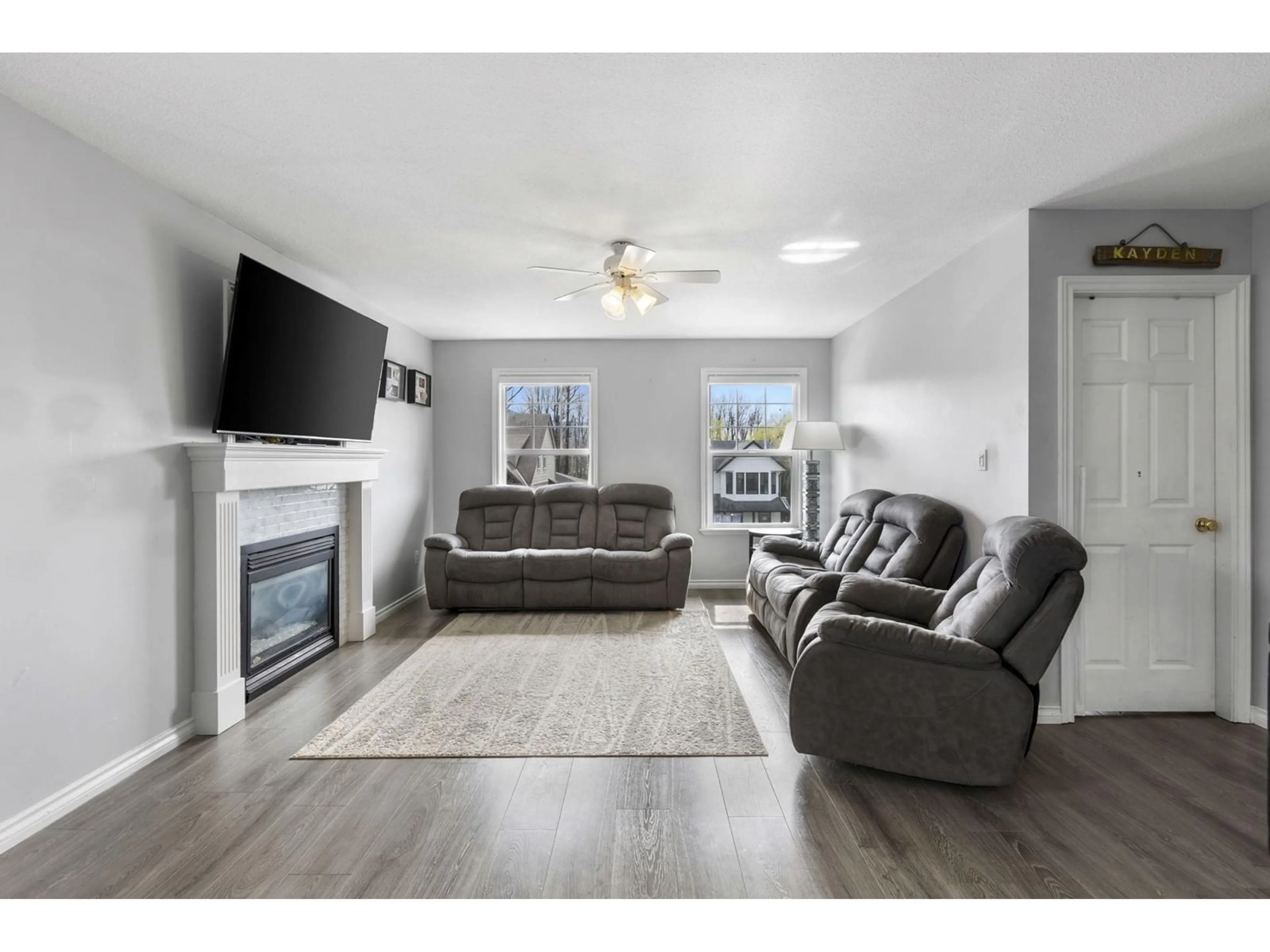 Living room with furniture, wood/laminate floor for 34795 1ST, Abbotsford British Columbia V2S8C2