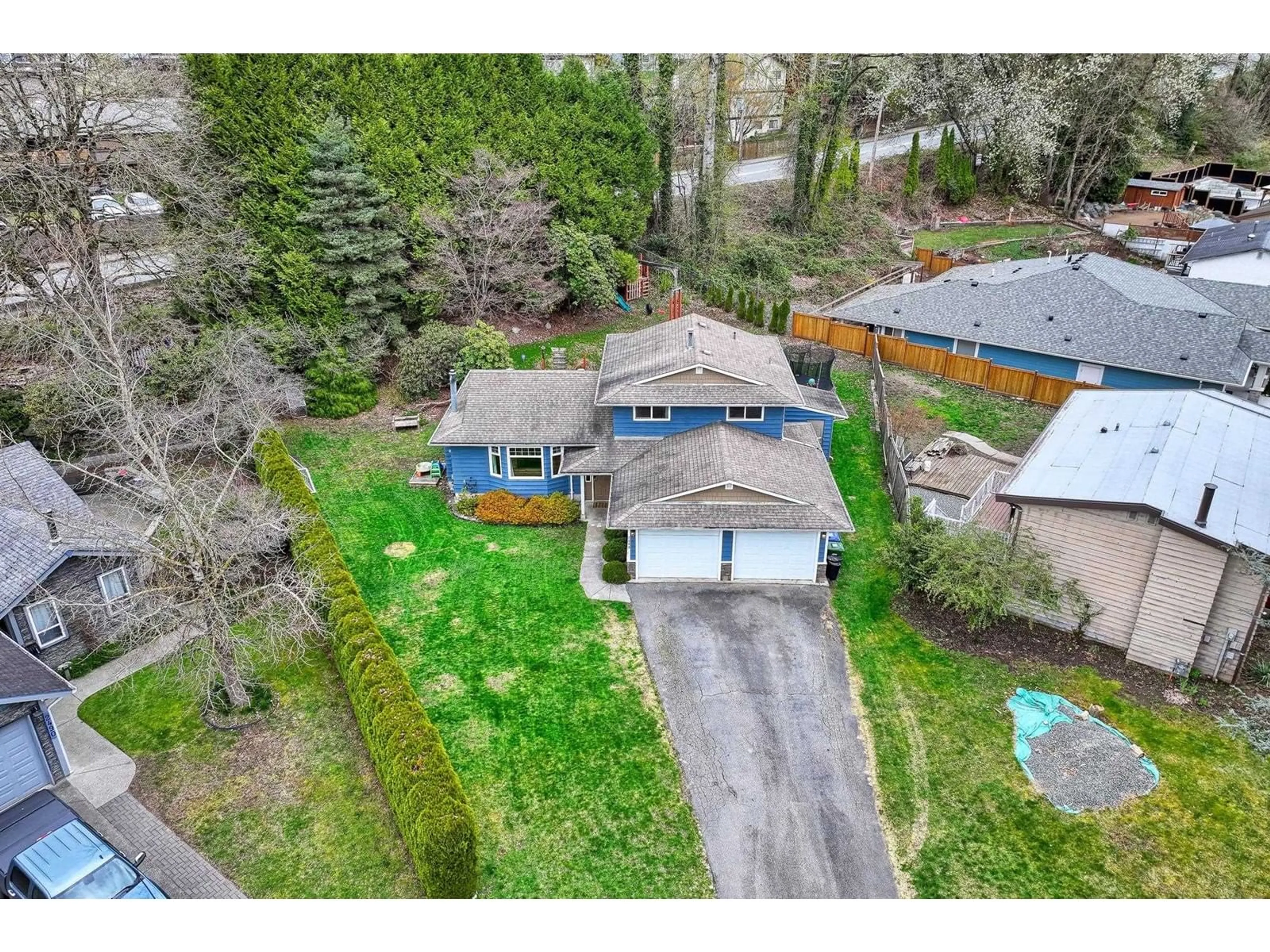 A pic from outside/outdoor area/front of a property/back of a property/a pic from drone, street for 2488 CAMERON, Abbotsford British Columbia V3G2A9