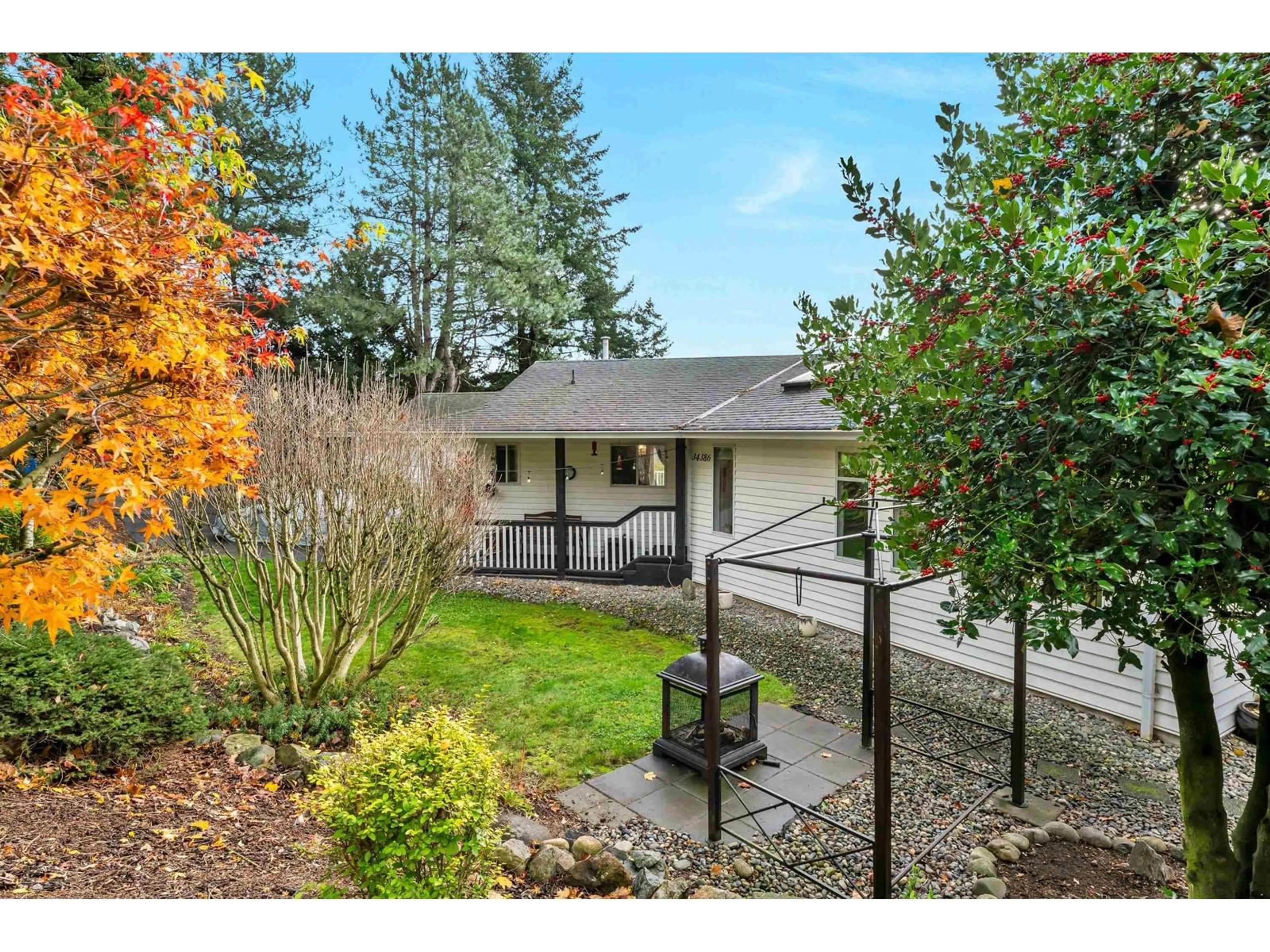 A pic from outside/outdoor area/front of a property/back of a property/a pic from drone, unknown for 34386 FRASER, Abbotsford British Columbia V2S6T8