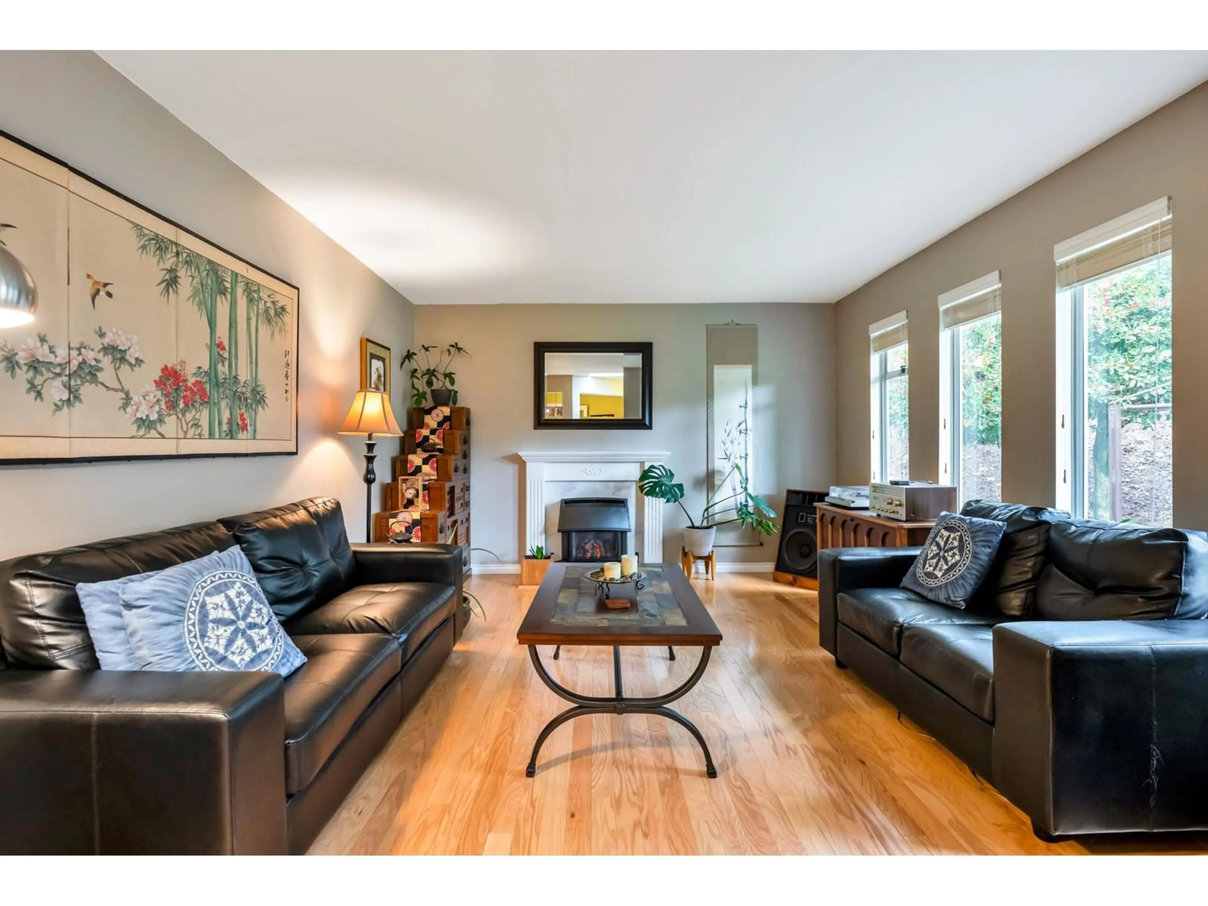 Living room with furniture, wood/laminate floor for 34386 FRASER, Abbotsford British Columbia V2S6T8