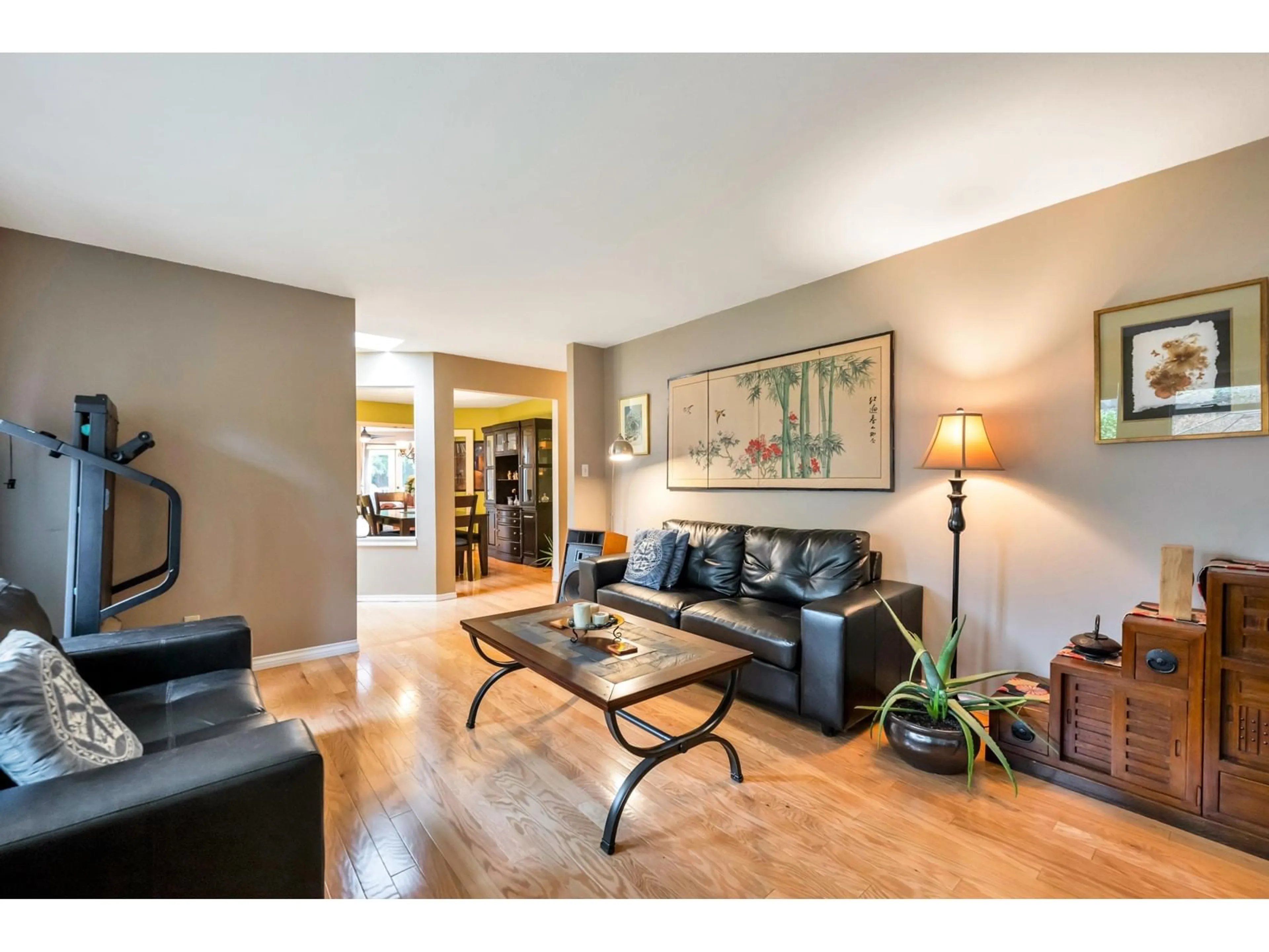 Living room with furniture, wood/laminate floor for 34386 FRASER, Abbotsford British Columbia V2S6T8