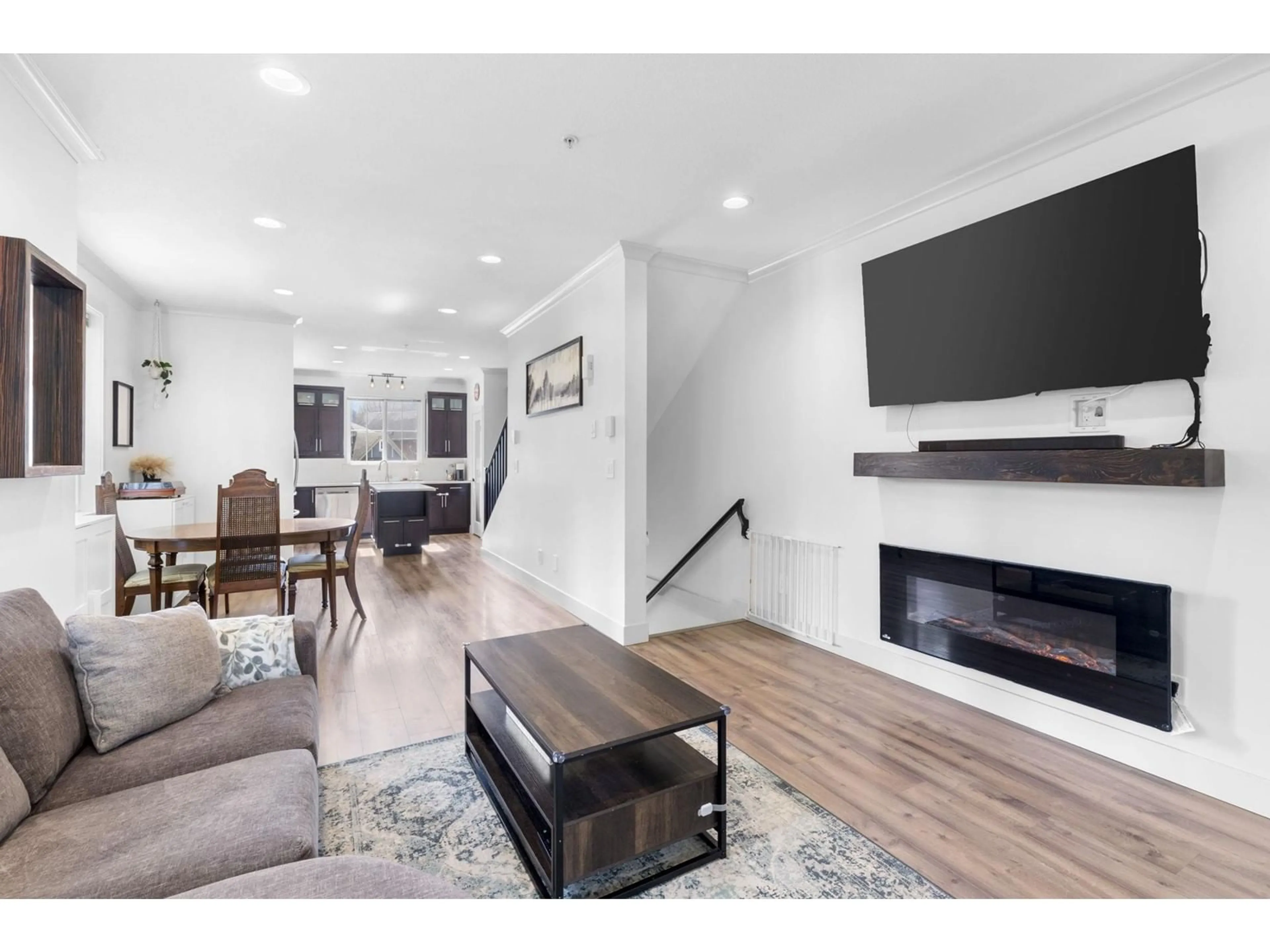 Living room with furniture, wood/laminate floor for 17 - 5805 SAPPERS WAY, Chilliwack British Columbia V2R0L7