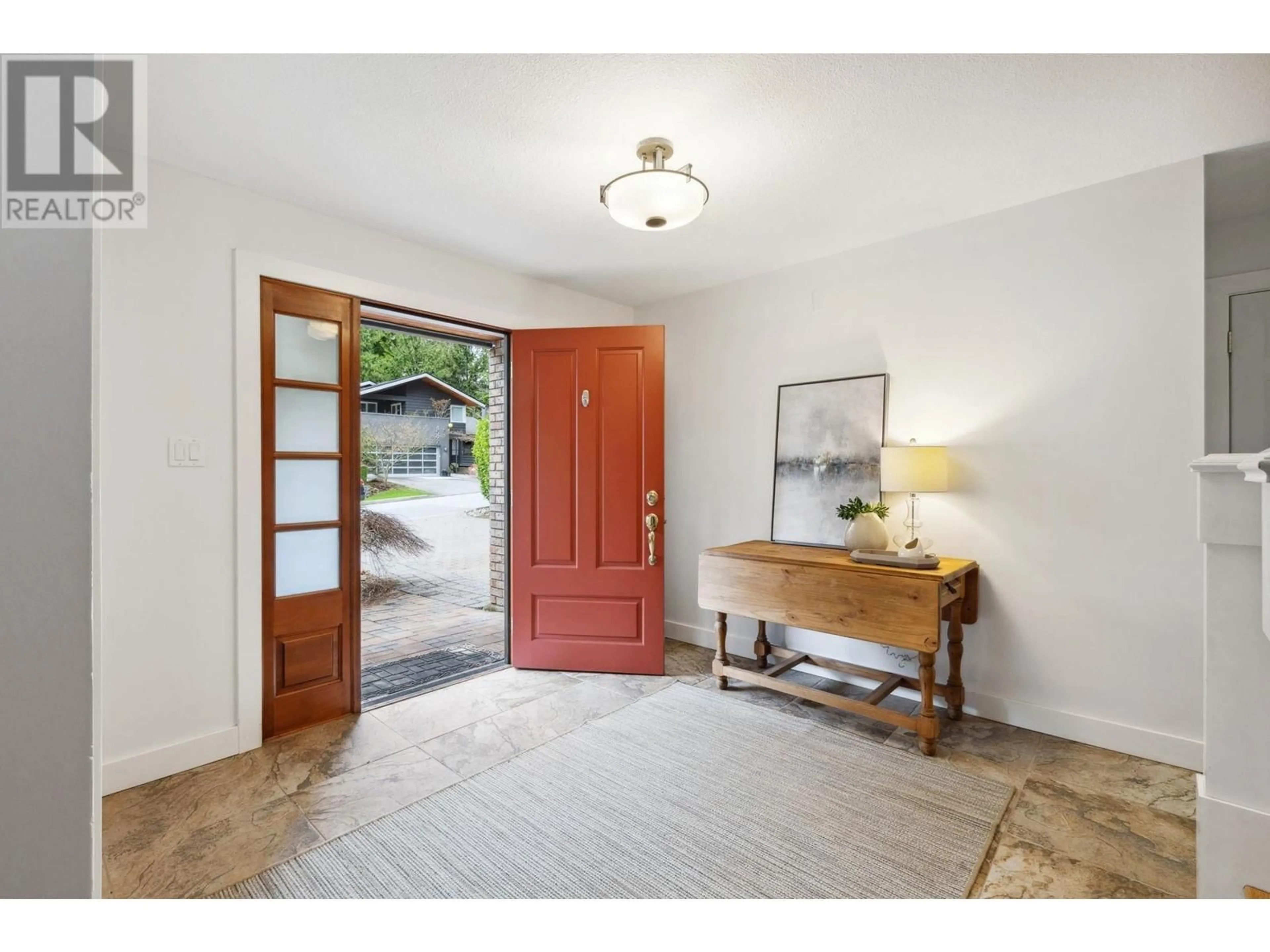 Indoor entryway for 4590 MAPLERIDGE DRIVE, North Vancouver British Columbia V7R4M8