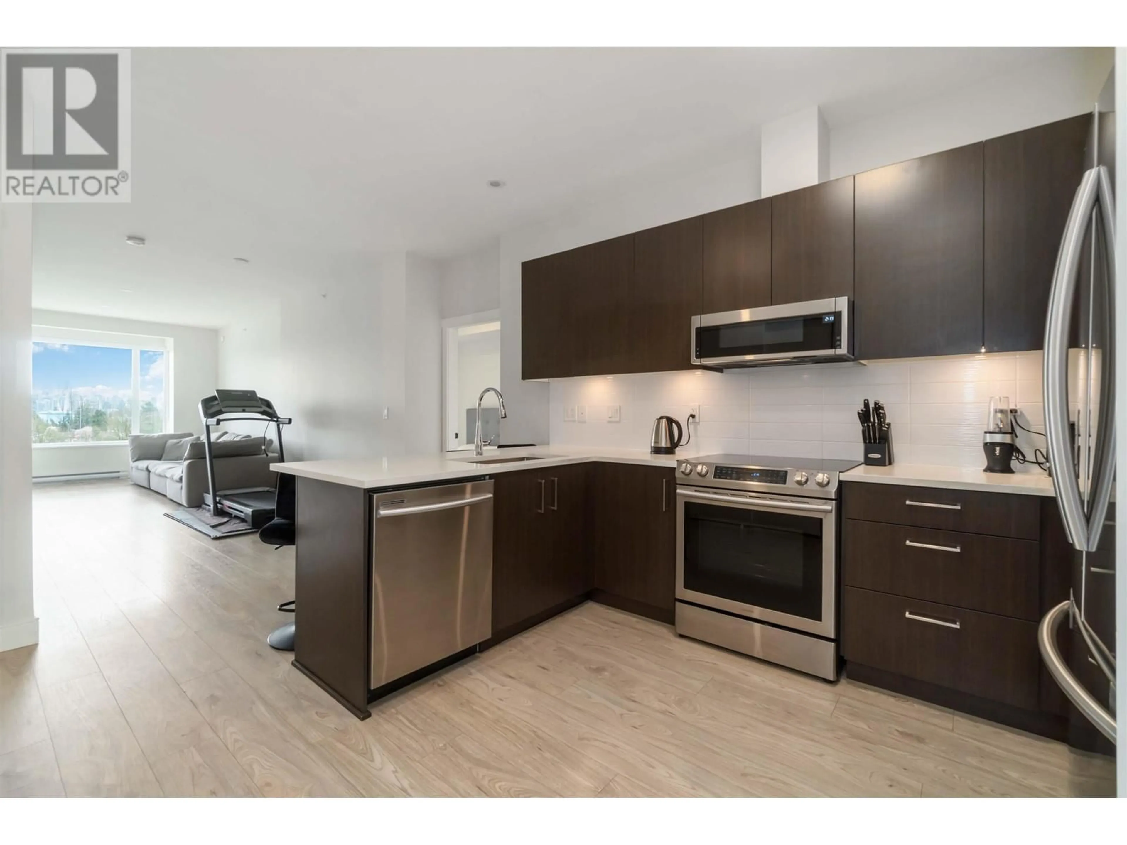 Open concept kitchen, wood/laminate floor for 409 - 1633 TATLOW AVENUE, North Vancouver British Columbia V7P2Z8