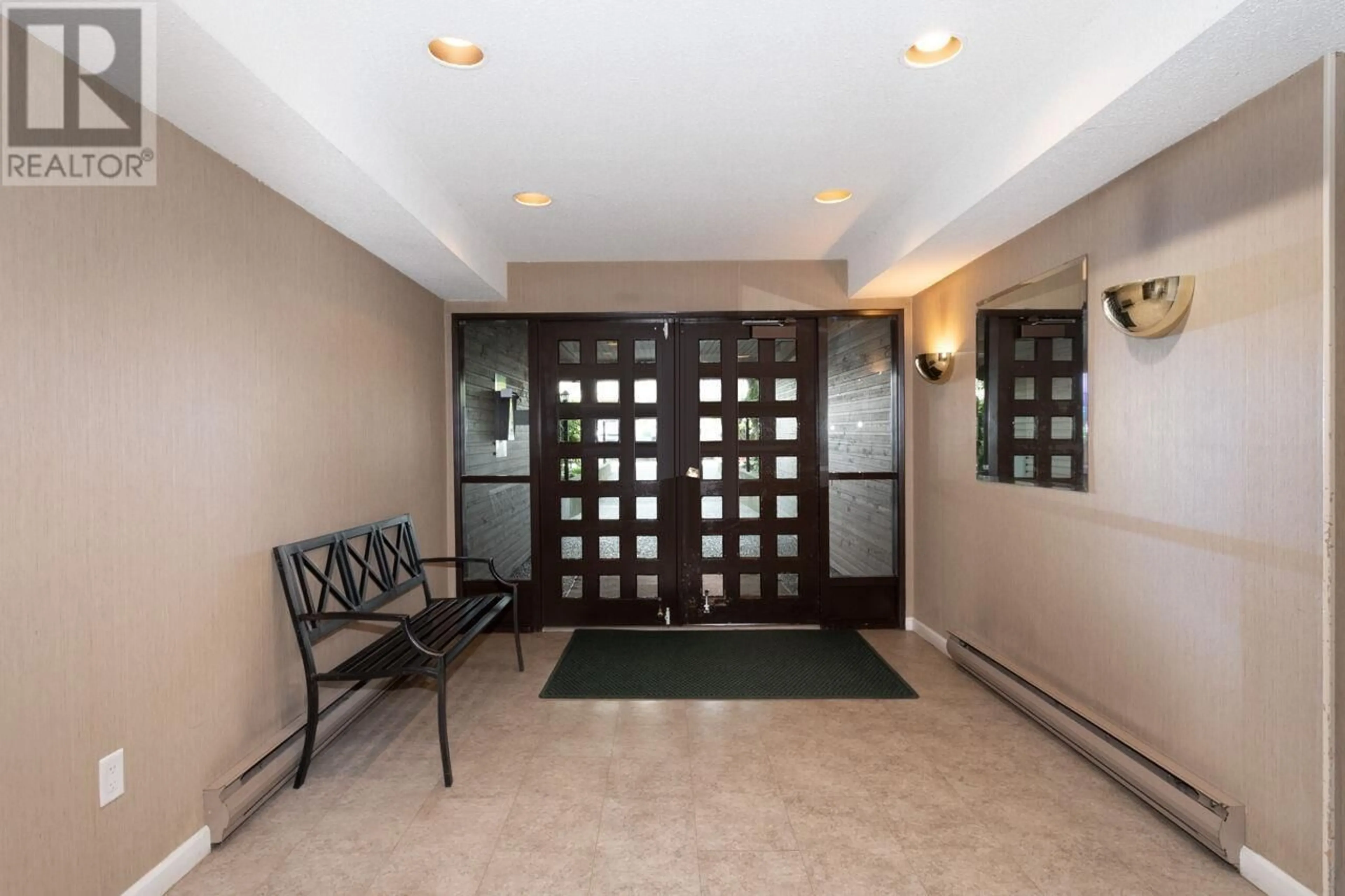 Indoor foyer for 305 - 3680 7TH AVENUE, Vancouver British Columbia V6R1W4