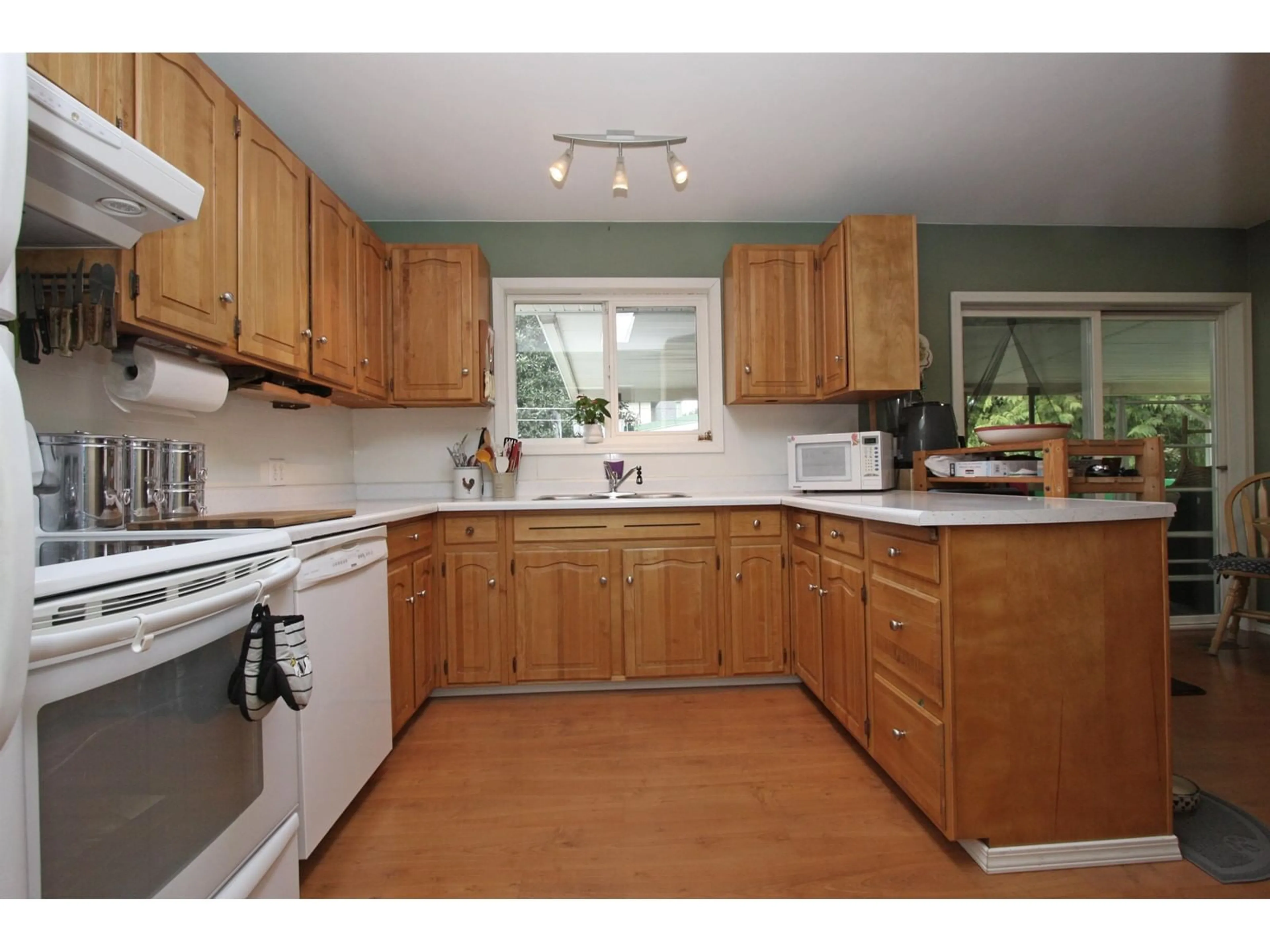 Standard kitchen, unknown for 2187 PRIMROSE, Abbotsford British Columbia V2S2Z3