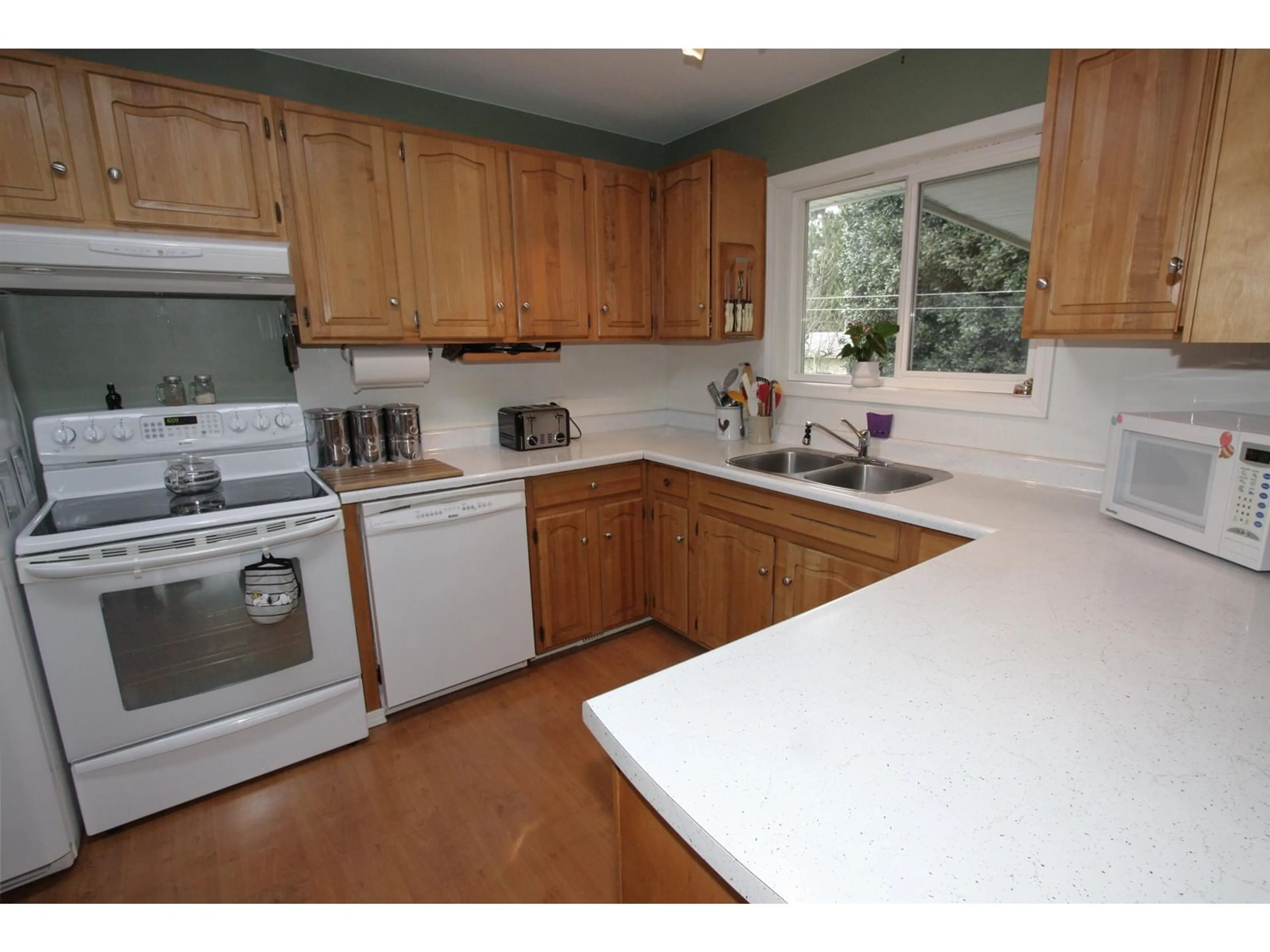 Standard kitchen, unknown for 2187 PRIMROSE, Abbotsford British Columbia V2S2Z3