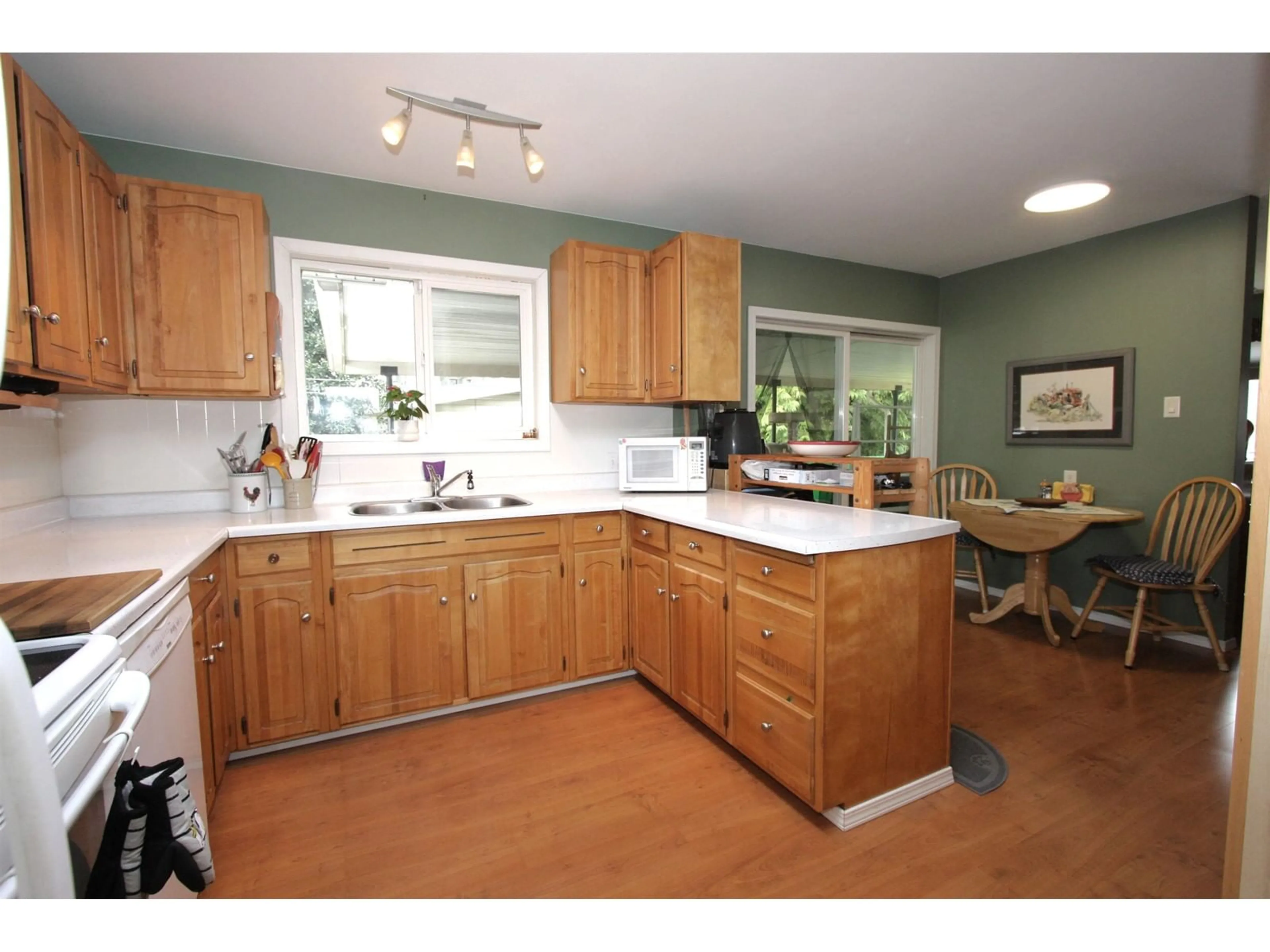 Standard kitchen, wood/laminate floor for 2187 PRIMROSE, Abbotsford British Columbia V2S2Z3