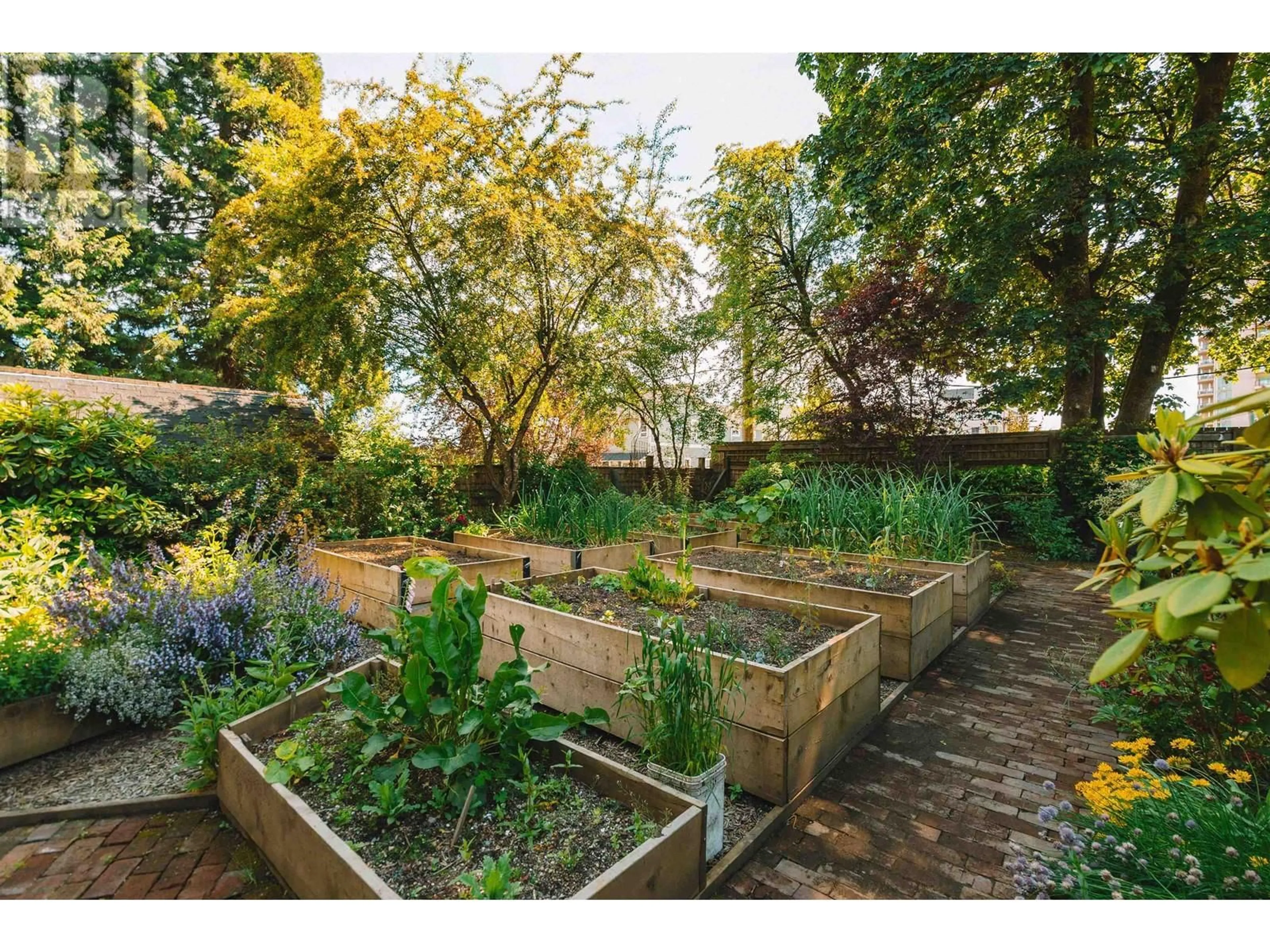 A pic from outside/outdoor area/front of a property/back of a property/a pic from drone, street for 428 FIFTH STREET, New Westminster British Columbia V3L2X6
