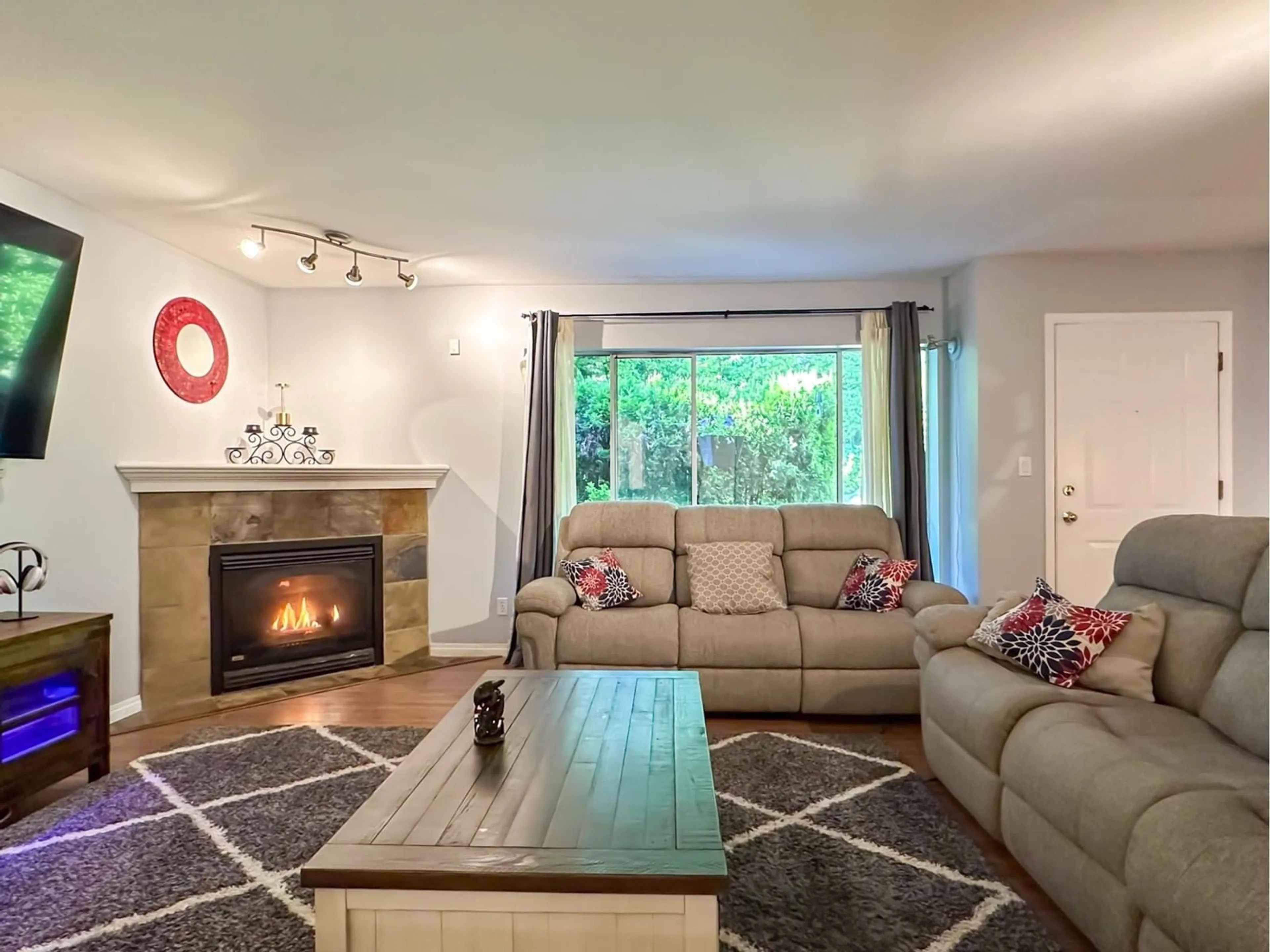 Living room with furniture, wood/laminate floor for 2 - 13630 84, Surrey British Columbia V3W0T6