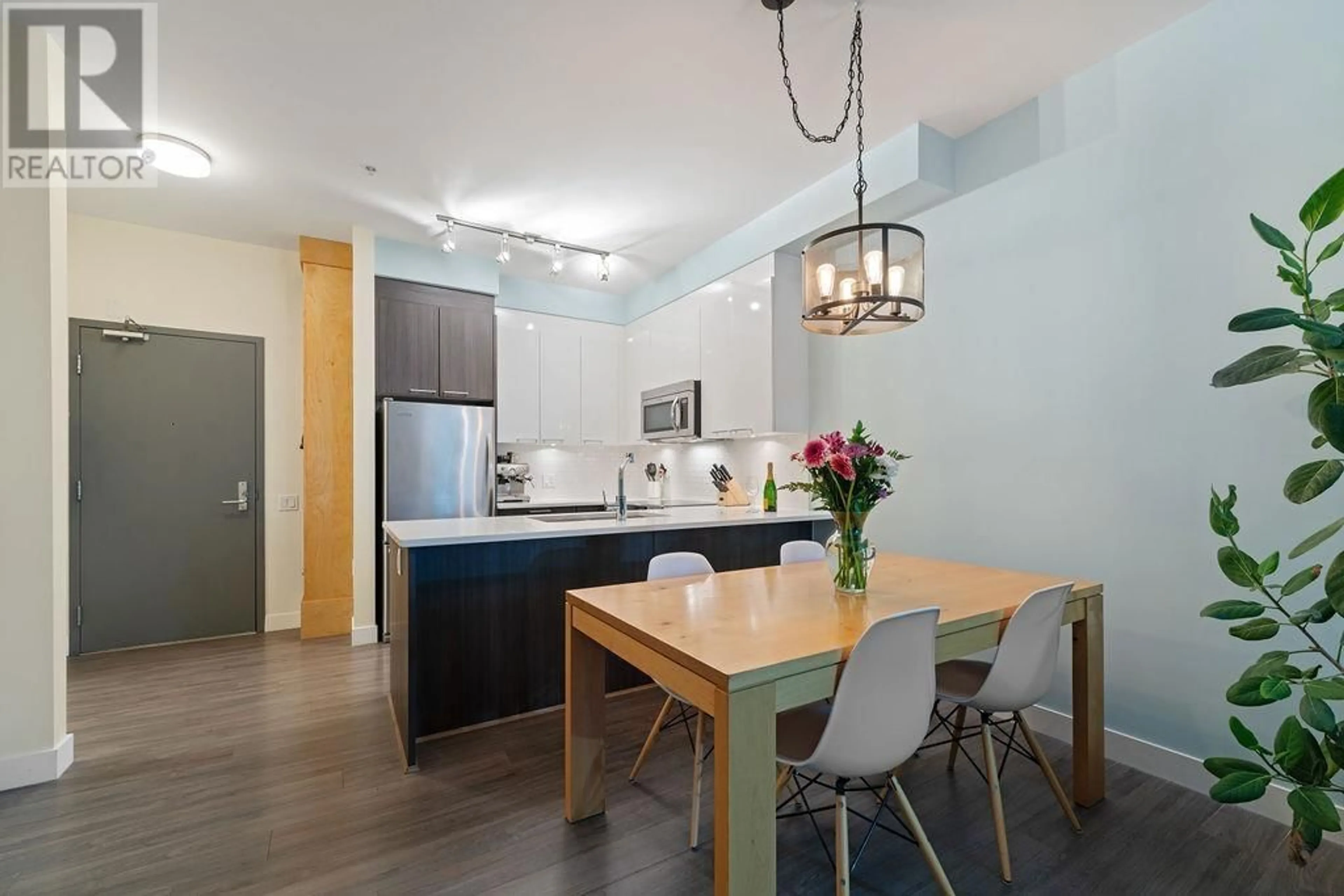Open concept kitchen, wood/laminate floor for 207 - 1201 16TH STREET, North Vancouver British Columbia V7P1R5