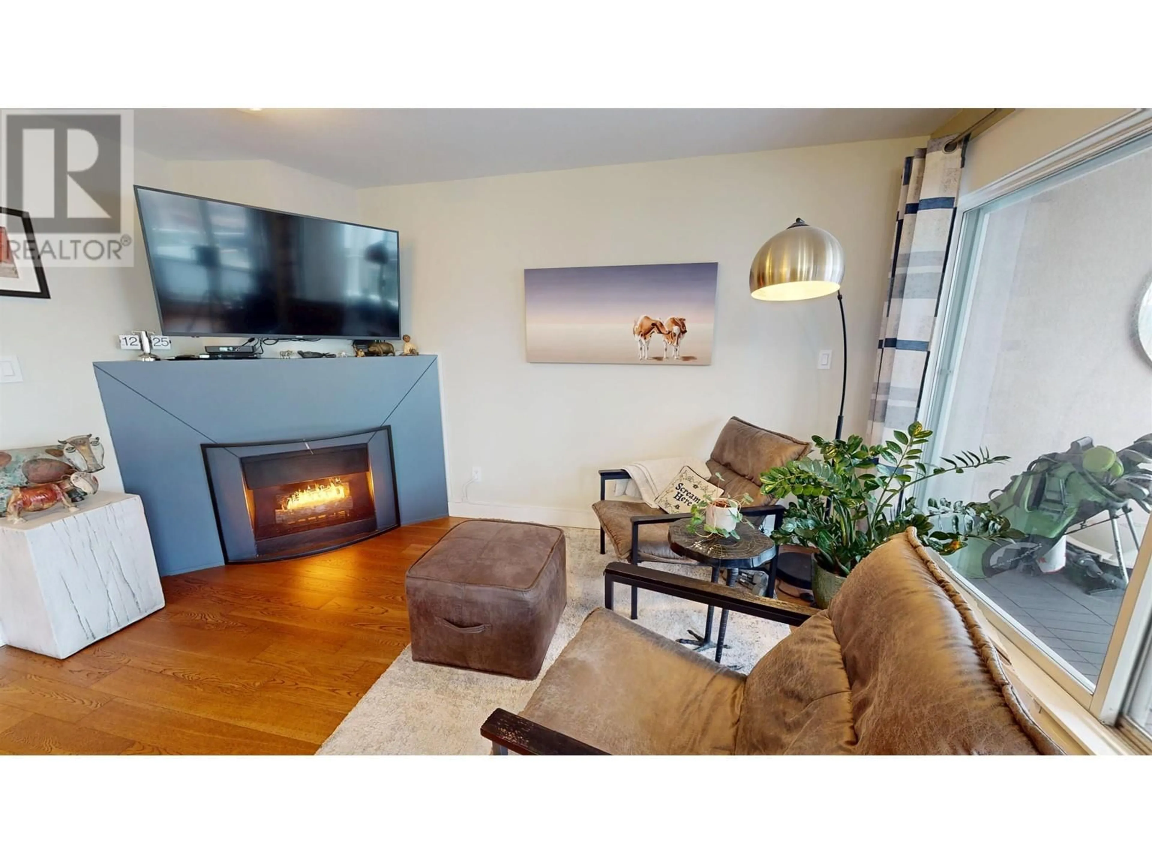 Living room with furniture, wood/laminate floor for 403 - 985 10TH AVENUE, Vancouver British Columbia V5Z1L9