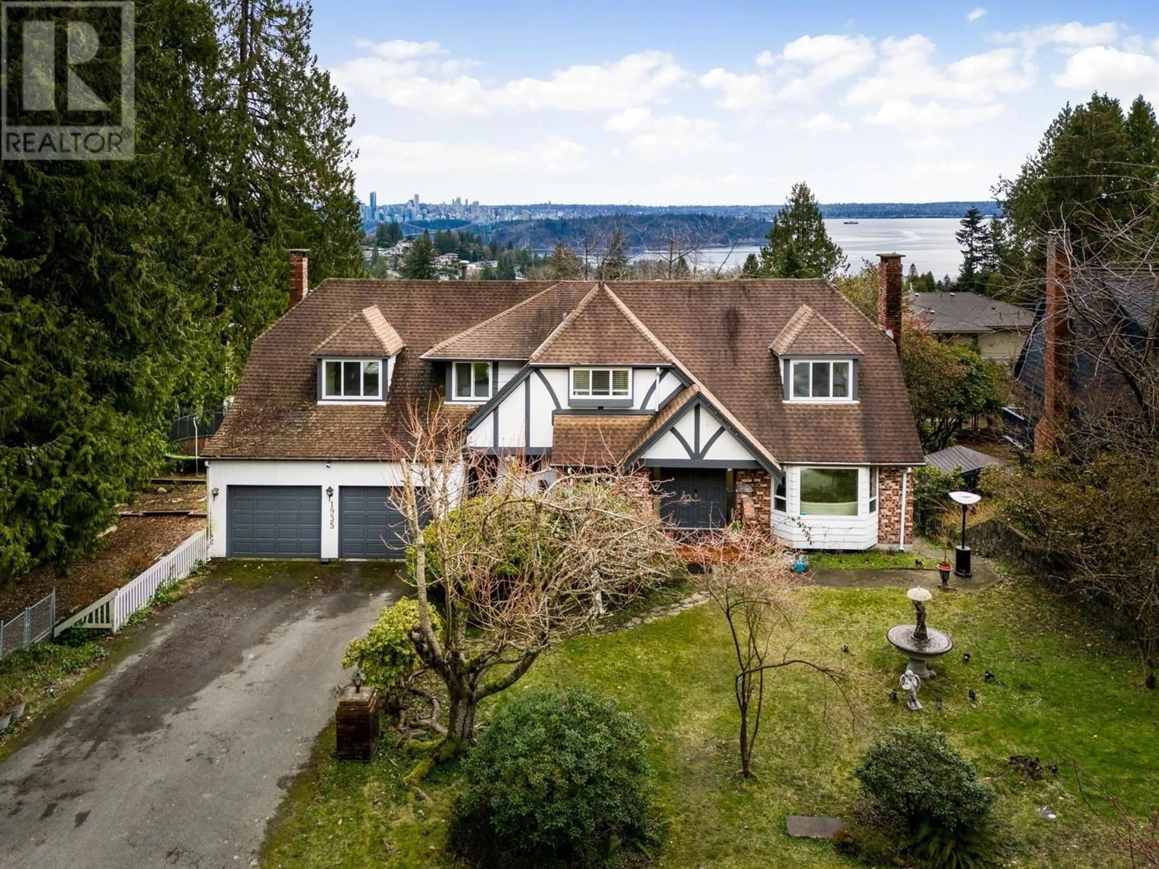 A pic from outside/outdoor area/front of a property/back of a property/a pic from drone, water/lake/river/ocean view for 1935 11TH PLACE, West Vancouver British Columbia V7S2Y9