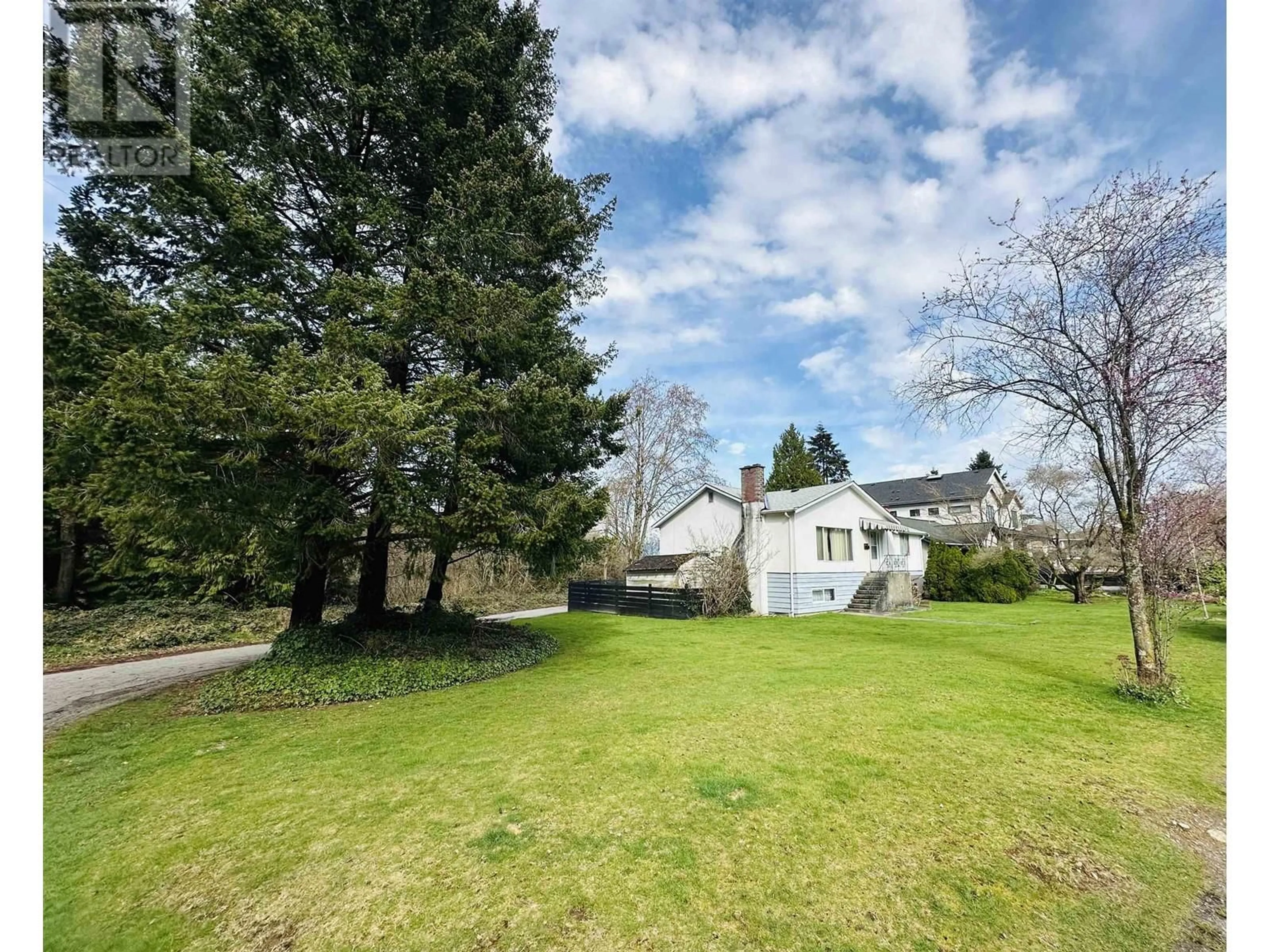 A pic from outside/outdoor area/front of a property/back of a property/a pic from drone, street for 2925 25TH AVENUE, Vancouver British Columbia V5R1J1