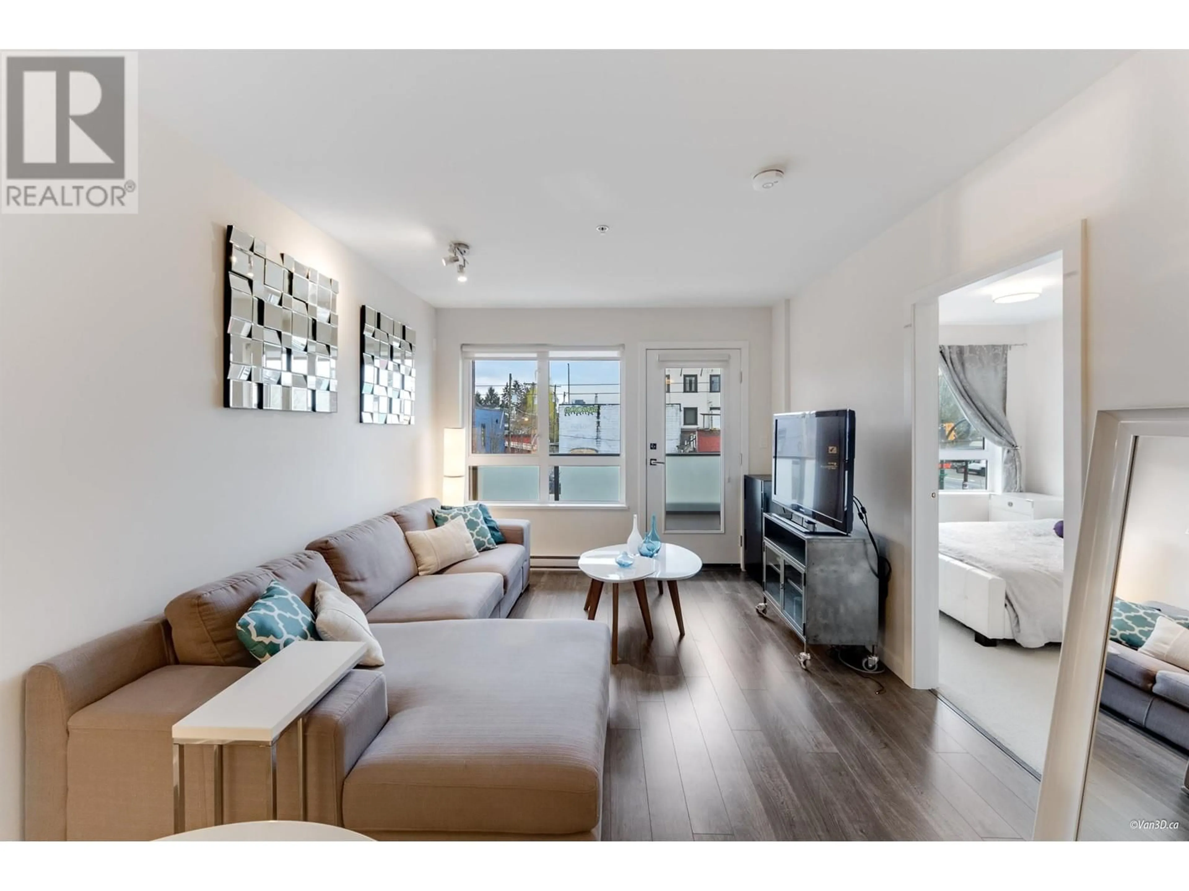 Living room with furniture, wood/laminate floor for 204 - 202 24TH AVENUE, Vancouver British Columbia V5V1Z6