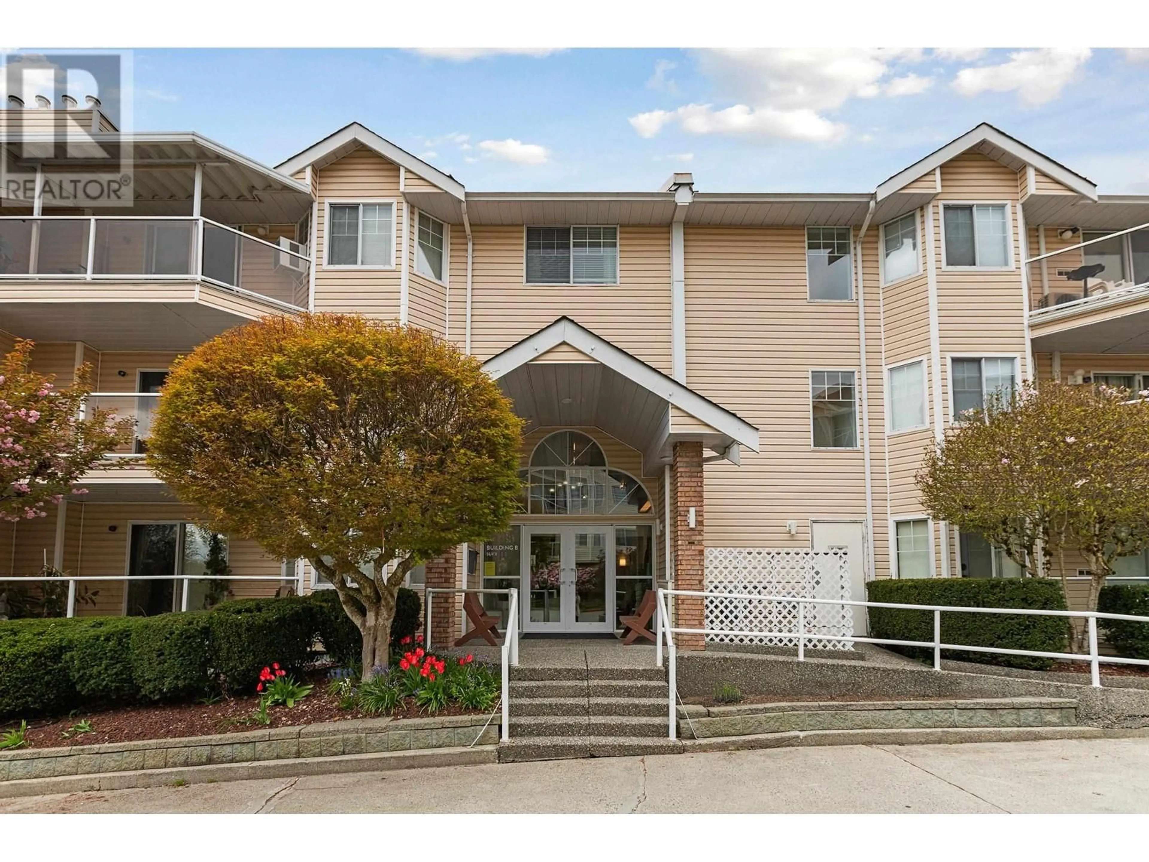 Indoor foyer for 225 - 22611 116 AVENUE, Maple Ridge British Columbia V2X0W7