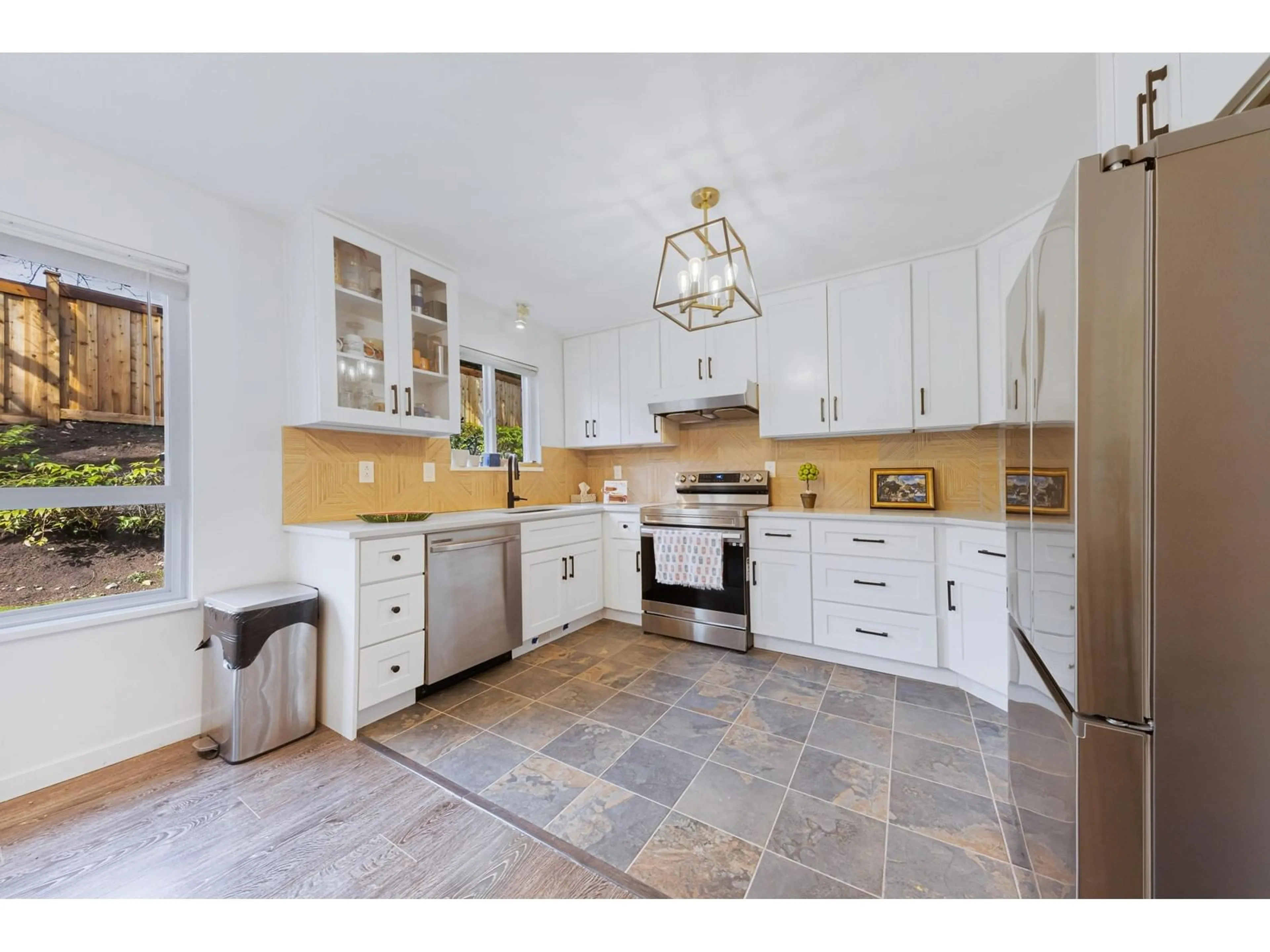Open concept kitchen, ceramic/tile floor for 22 - 15875 84, Surrey British Columbia V4N0W7