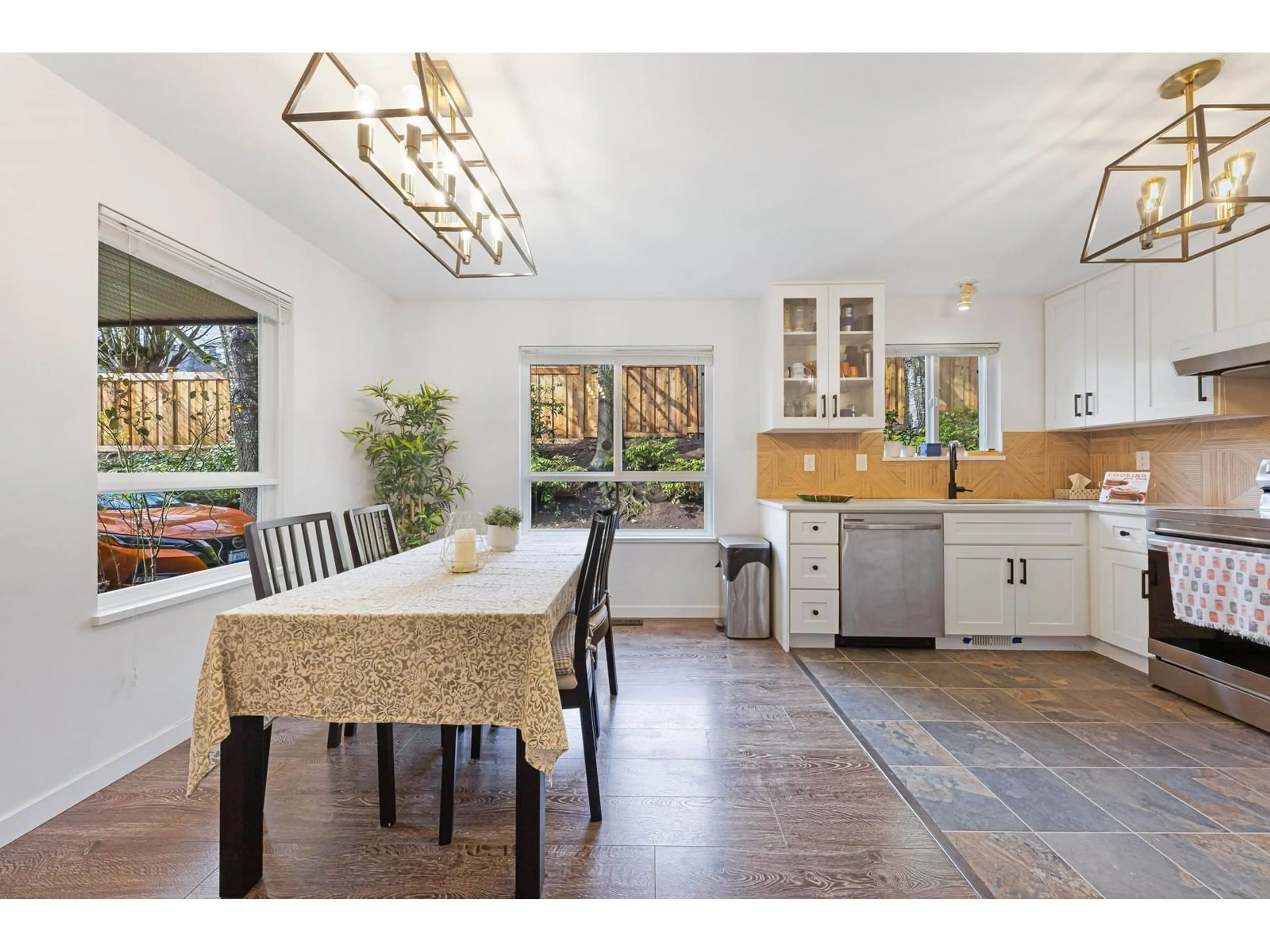 Open concept kitchen, ceramic/tile floor for 22 - 15875 84, Surrey British Columbia V4N0W7