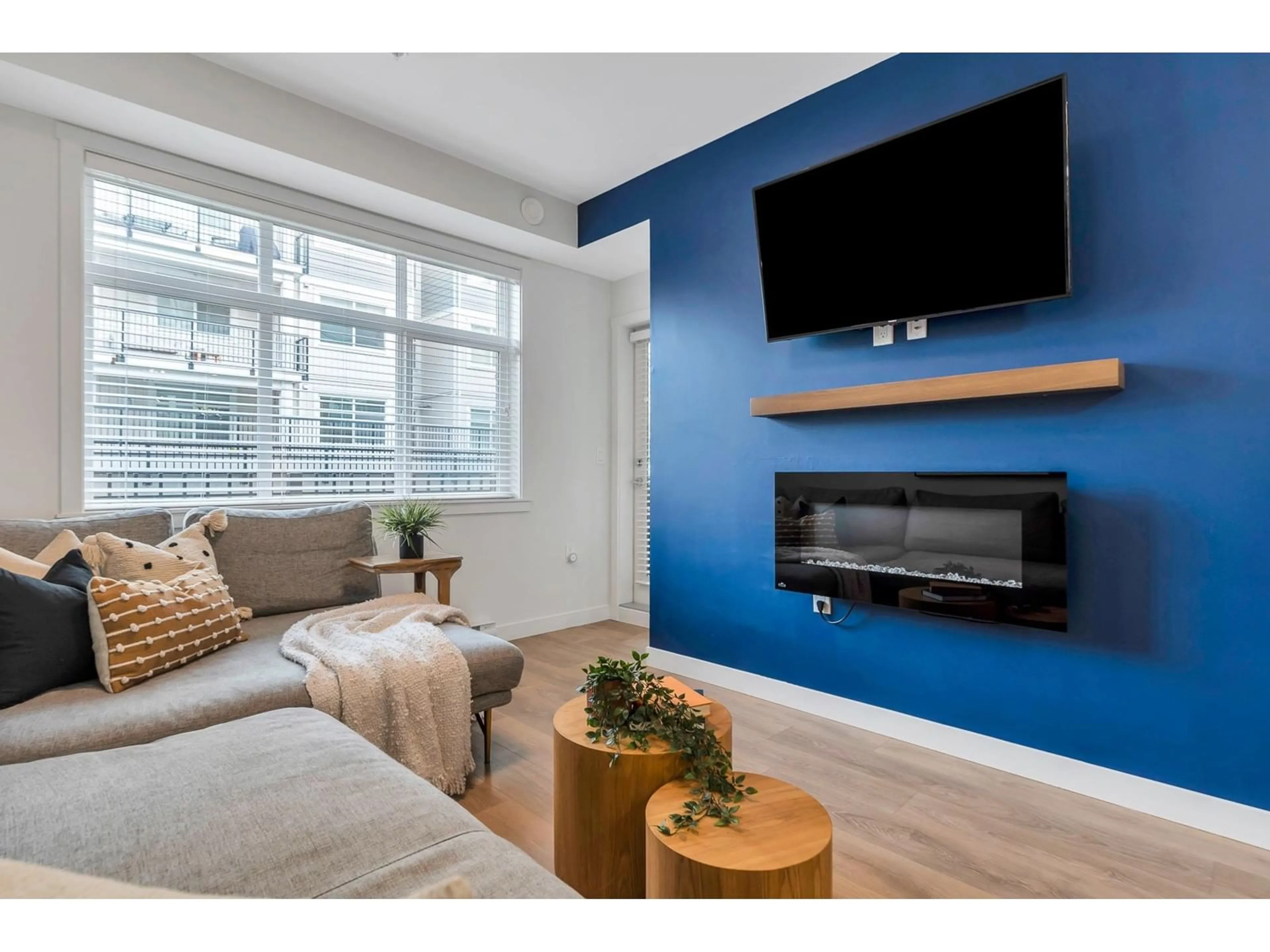 Living room with furniture, wood/laminate floor for 102 - 5415 BRYDON, Langley British Columbia V3A0N4