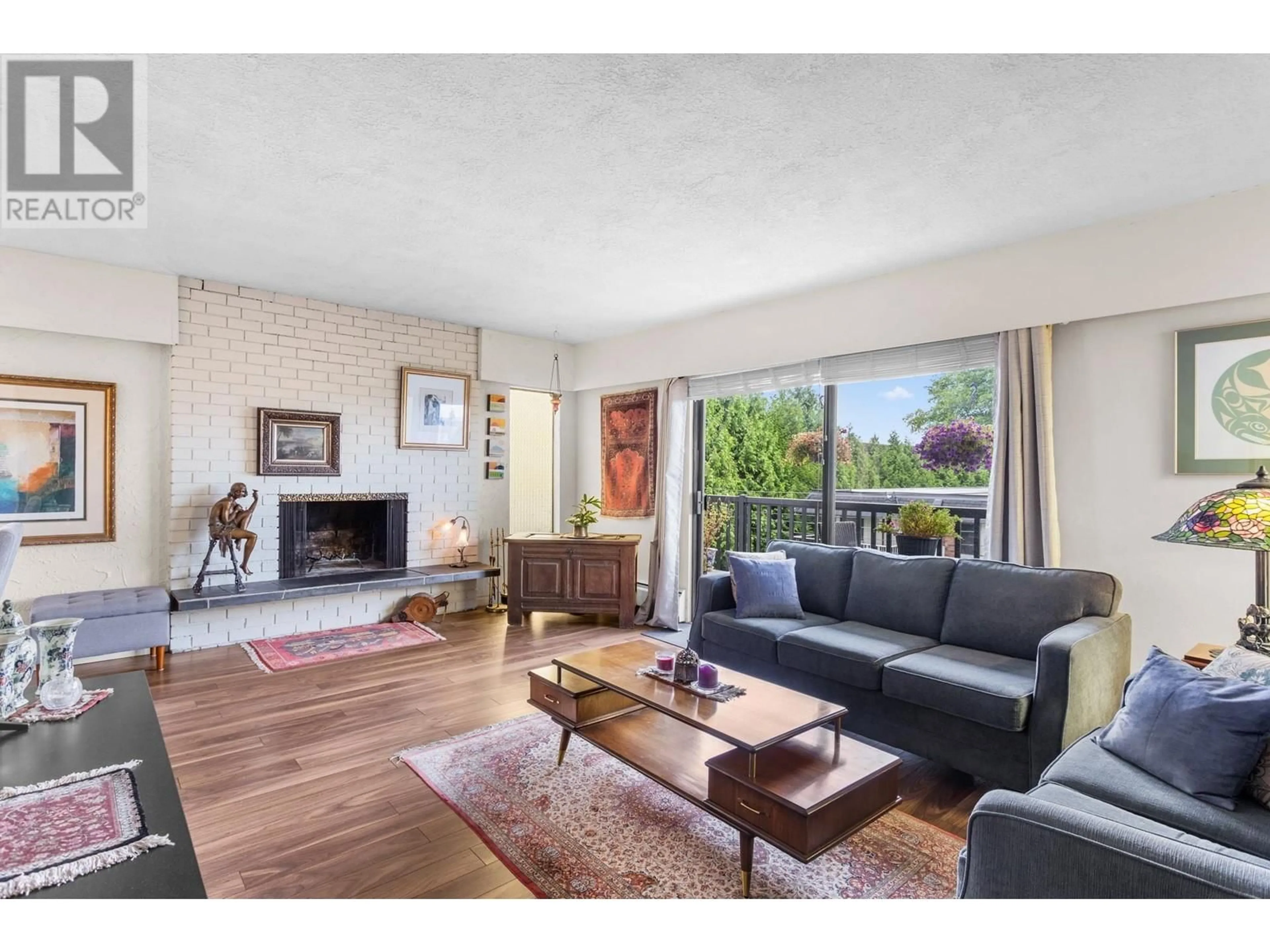 Living room with furniture, wood/laminate floor for 321 - 123 19TH STREET, North Vancouver British Columbia V7L2Y9