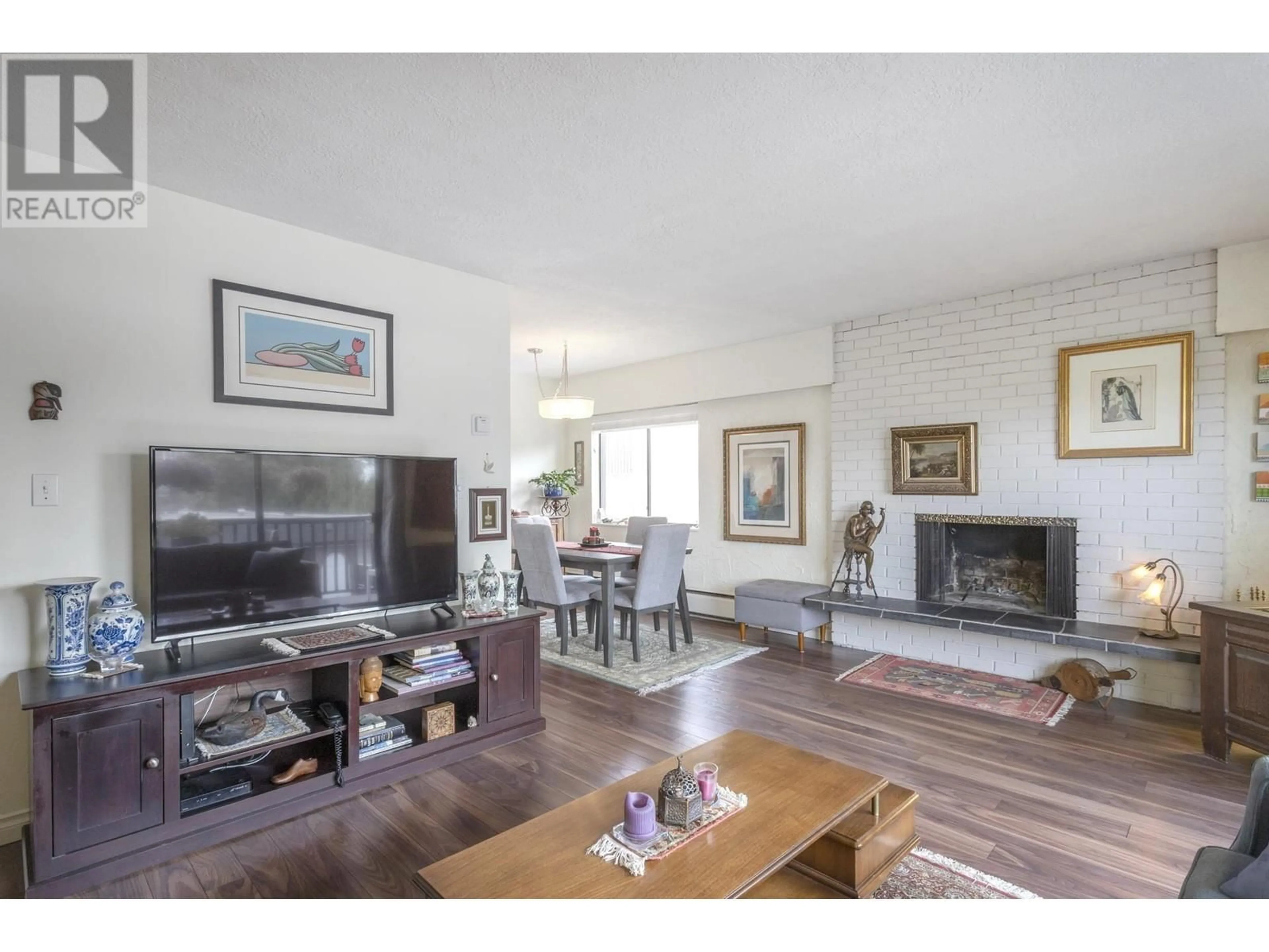 Living room with furniture, wood/laminate floor for 321 - 123 19TH STREET, North Vancouver British Columbia V7L2Y9