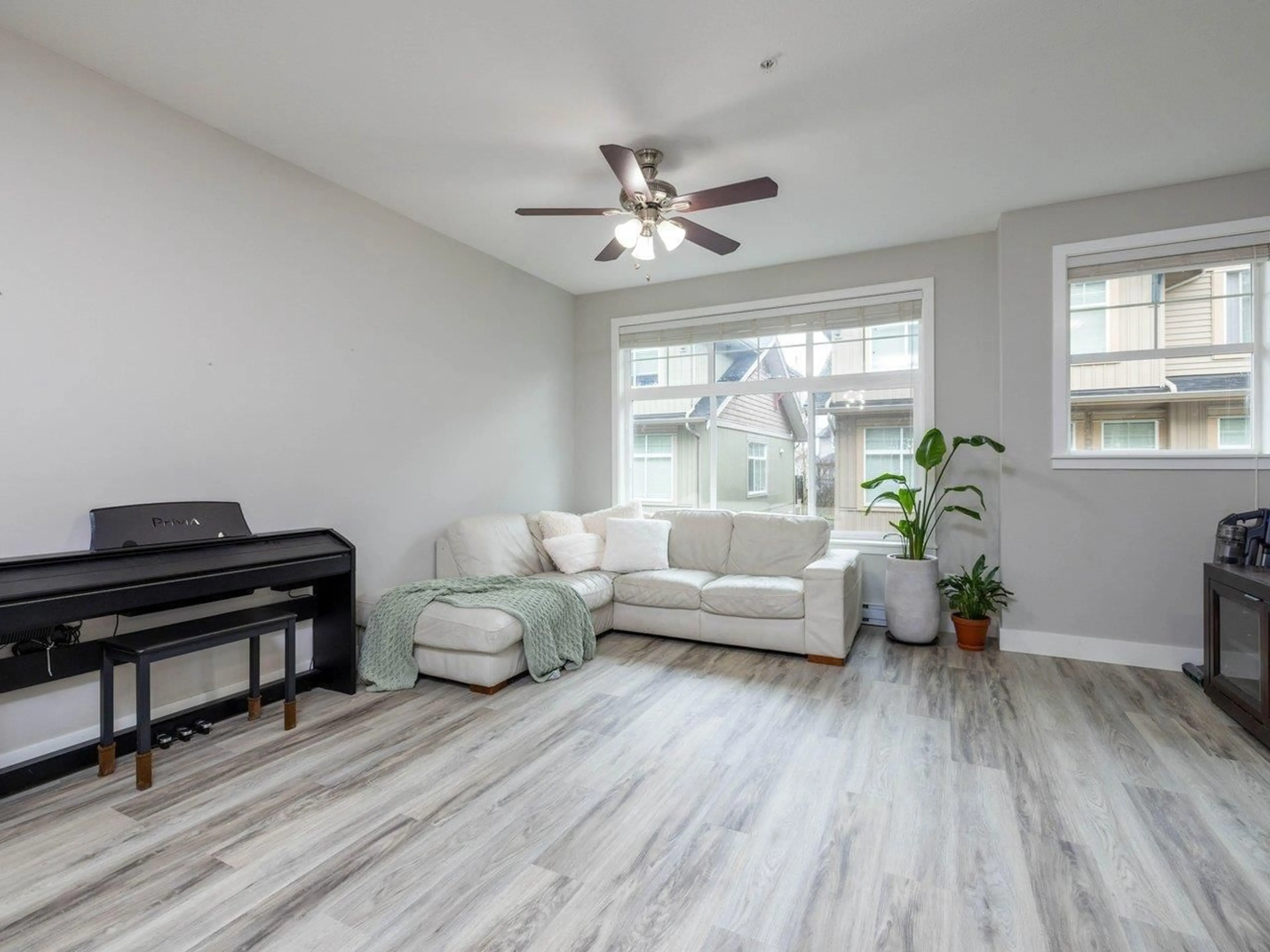 Living room with furniture, wood/laminate floor for 42 - 20966 77A, Langley British Columbia V2Y0K9