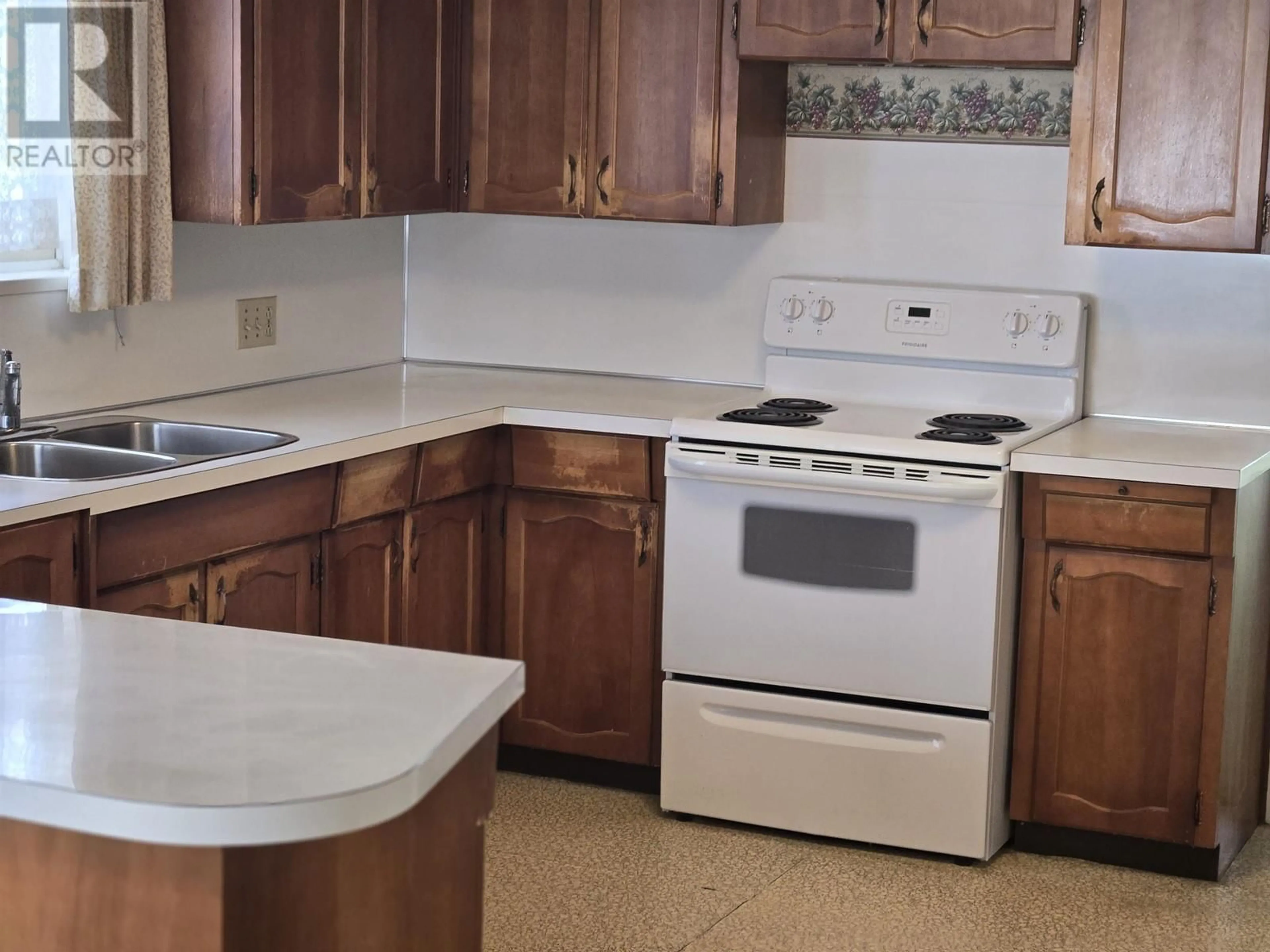 Standard kitchen, ceramic/tile floor for 585 54TH AVENUE, Vancouver British Columbia V5X1L5