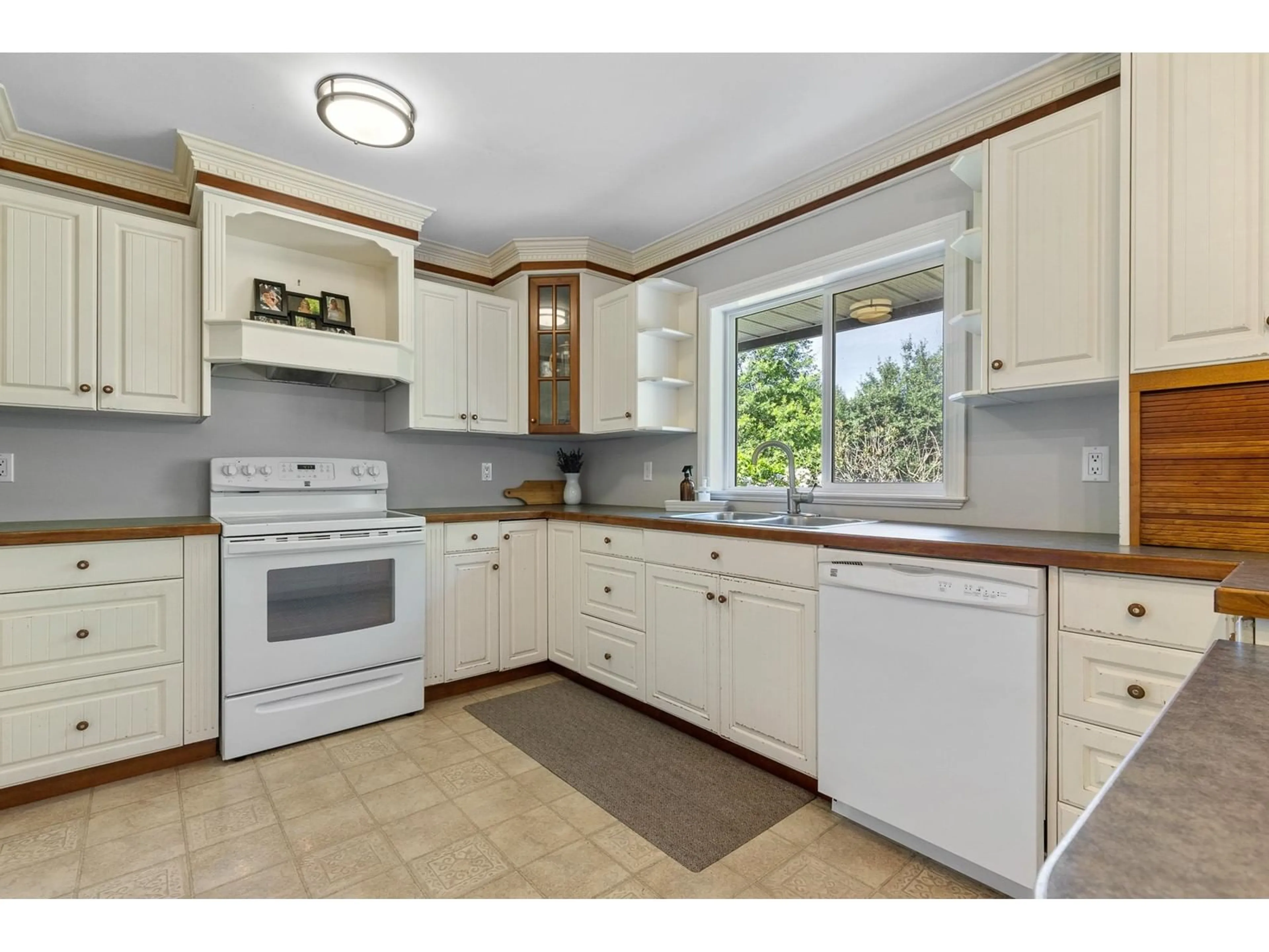 Standard kitchen, unknown for 6576 RIVERSIDE, Abbotsford British Columbia V4X1T9