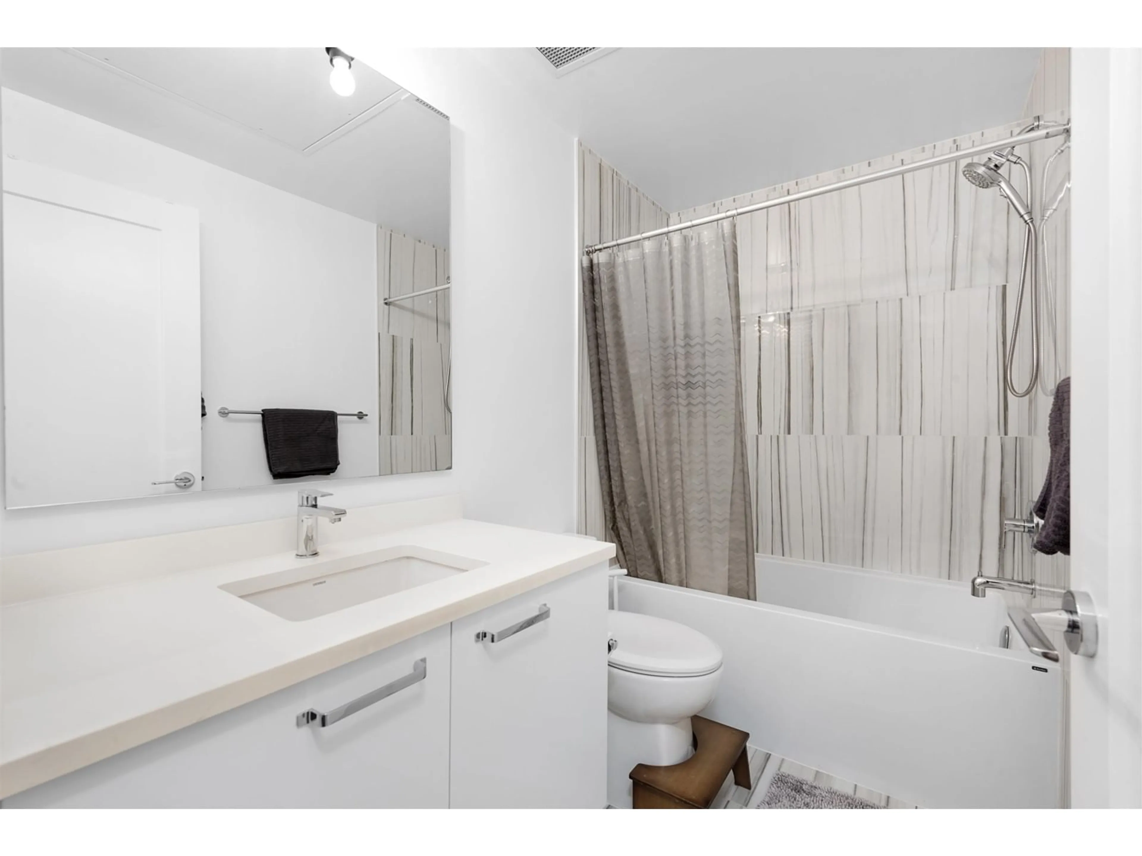 Standard bathroom, unknown for 305 - 18811 72, Surrey British Columbia V4N1M9