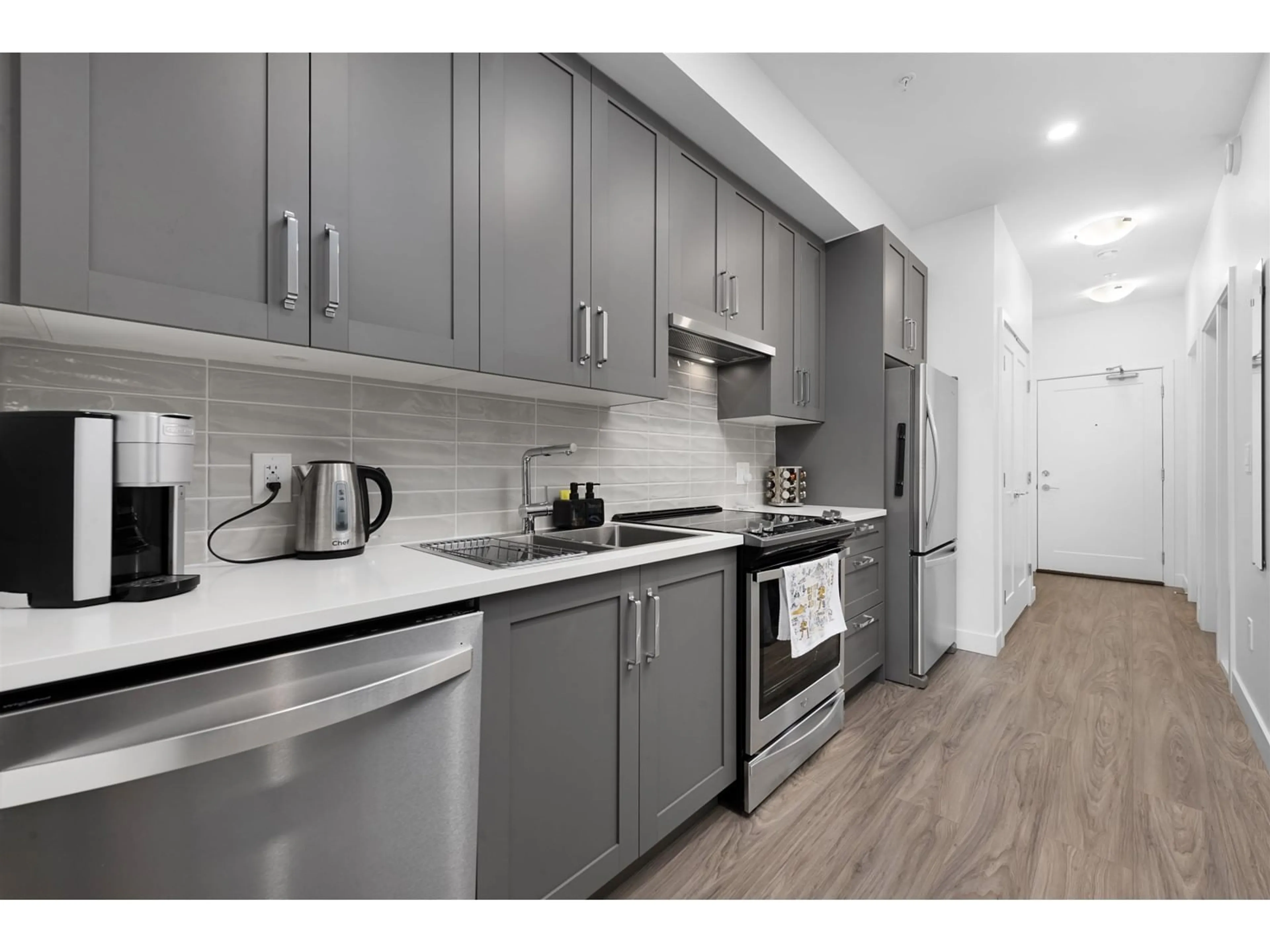 Standard kitchen, unknown for 305 - 18811 72, Surrey British Columbia V4N1M9