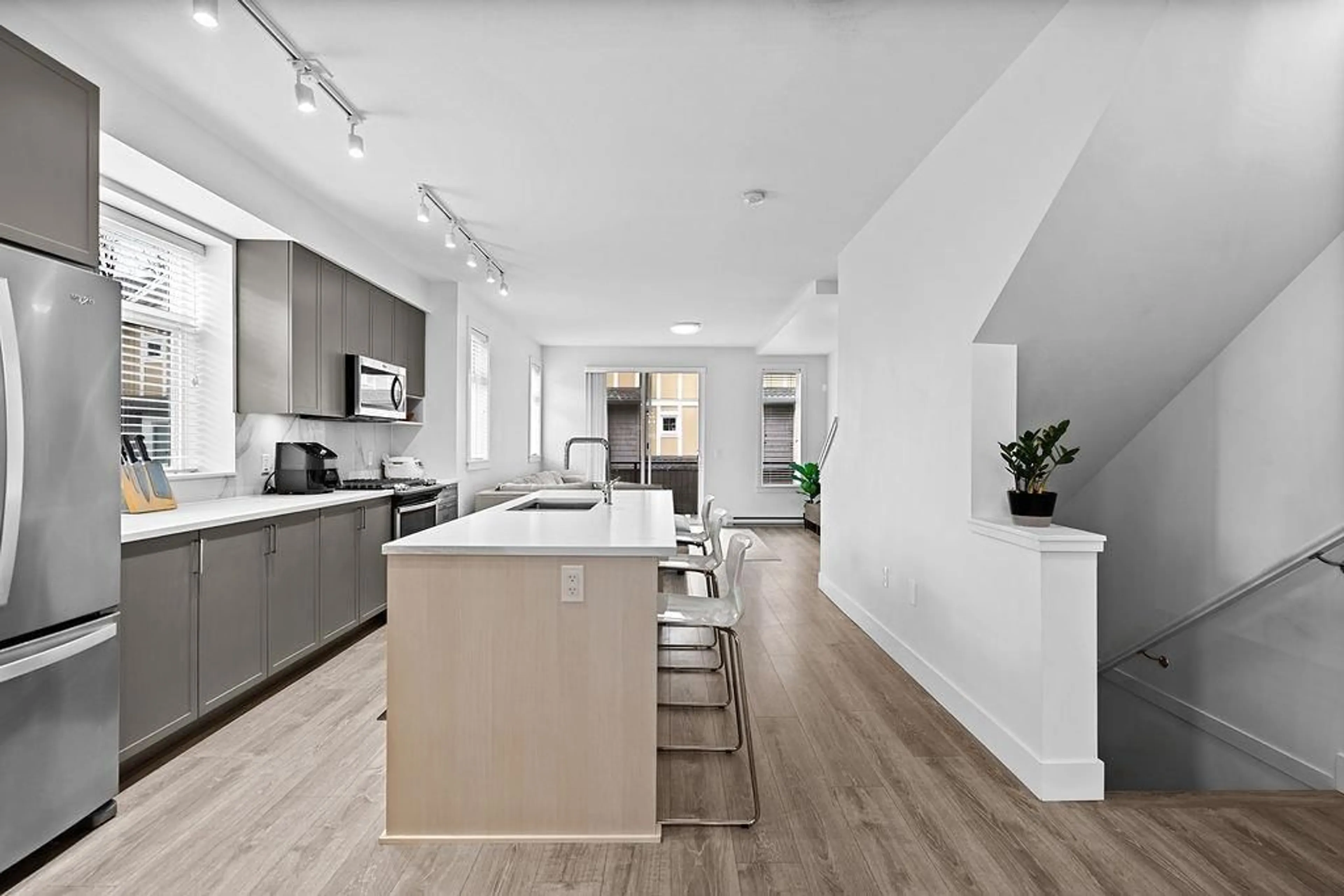 Open concept kitchen, unknown for 17 - 9688 162A, Surrey British Columbia V4N6V3