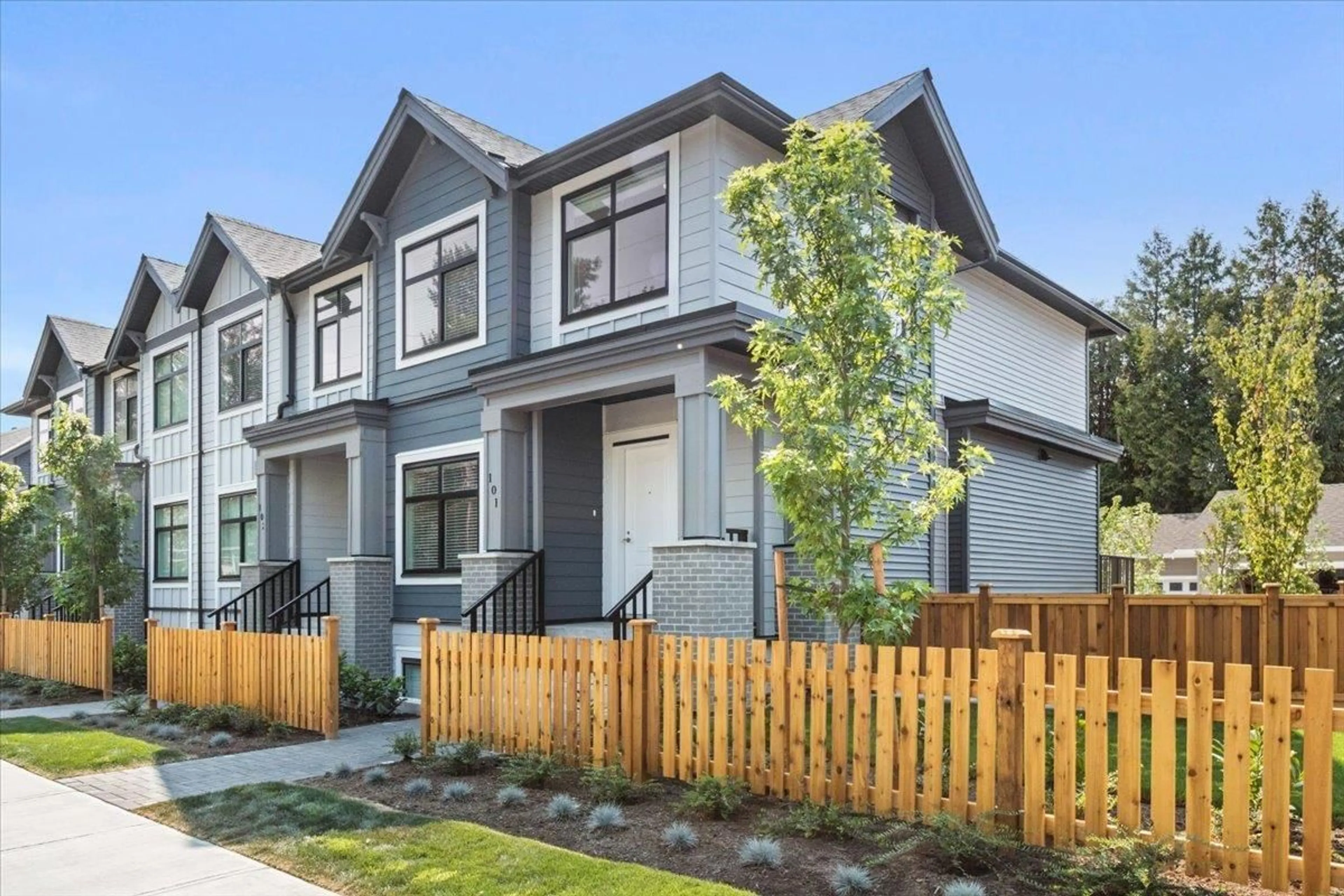 Home with vinyl exterior material, street for 101 - 2267 MCKENZIE, Abbotsford British Columbia V2S0M9