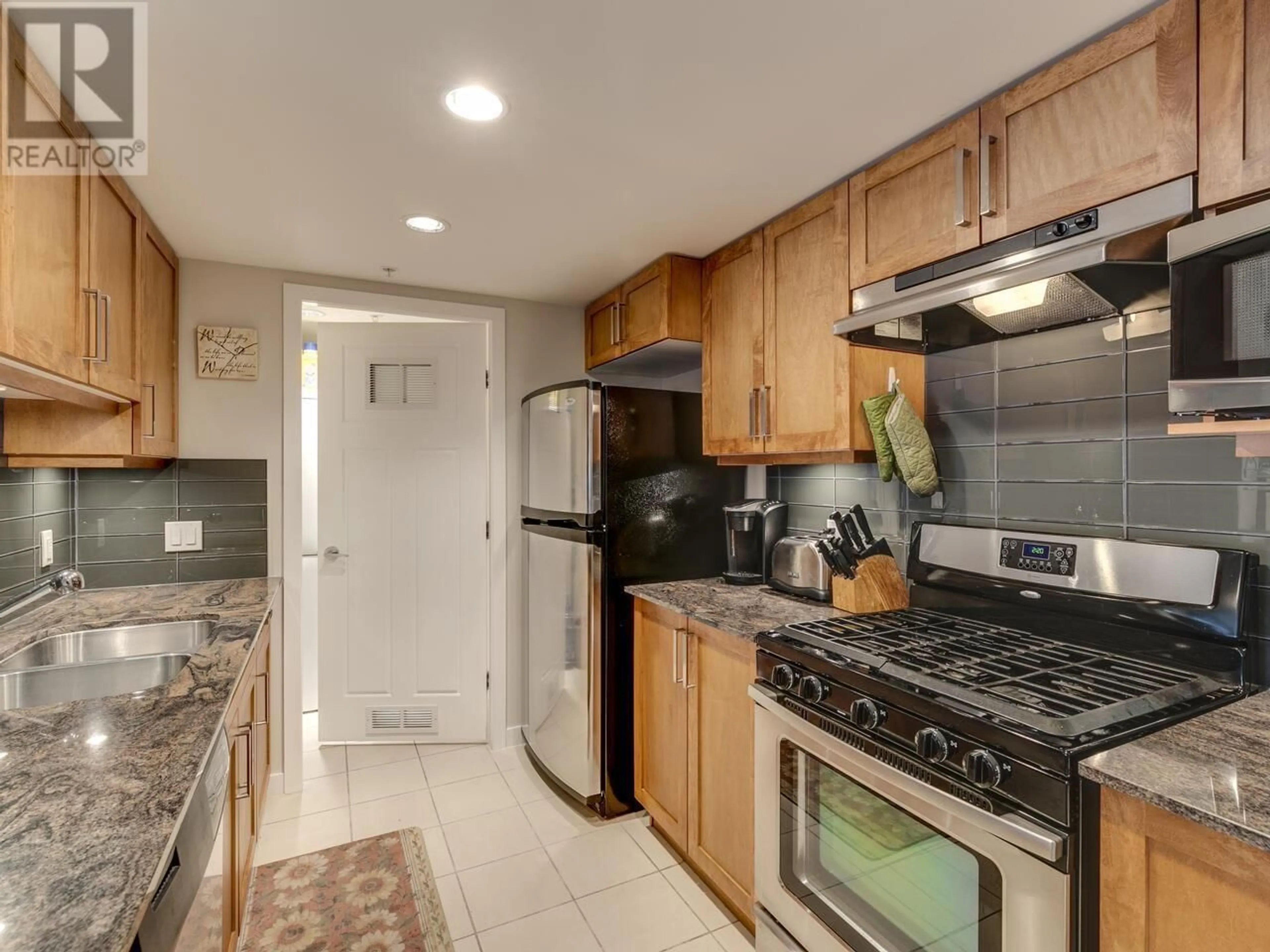 Standard kitchen, ceramic/tile floor for 404 - 1212 MAIN STREET, Squamish British Columbia V8B0S1