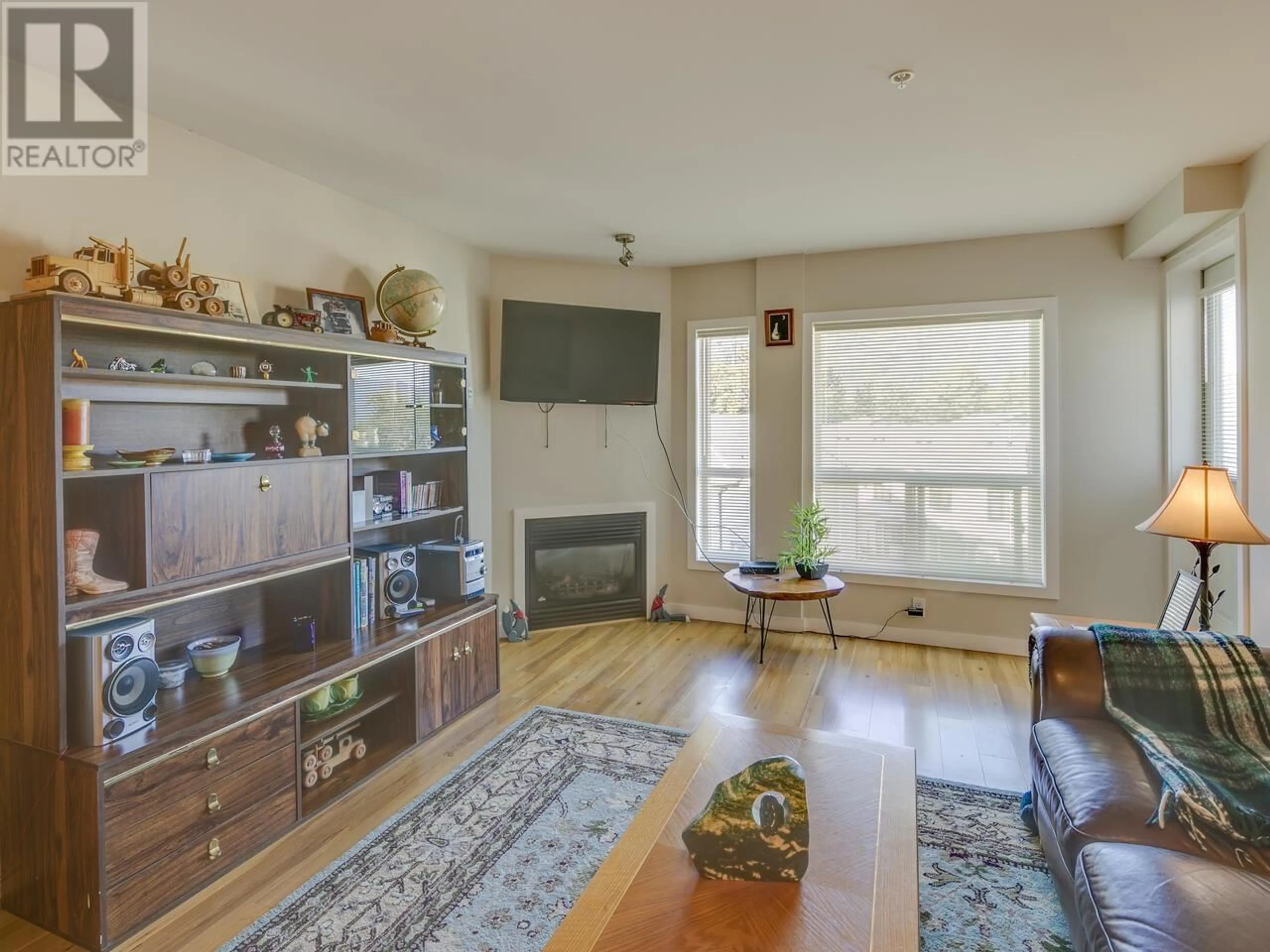 Living room with furniture, wood/laminate floor for 404 - 1212 MAIN STREET, Squamish British Columbia V8B0S1