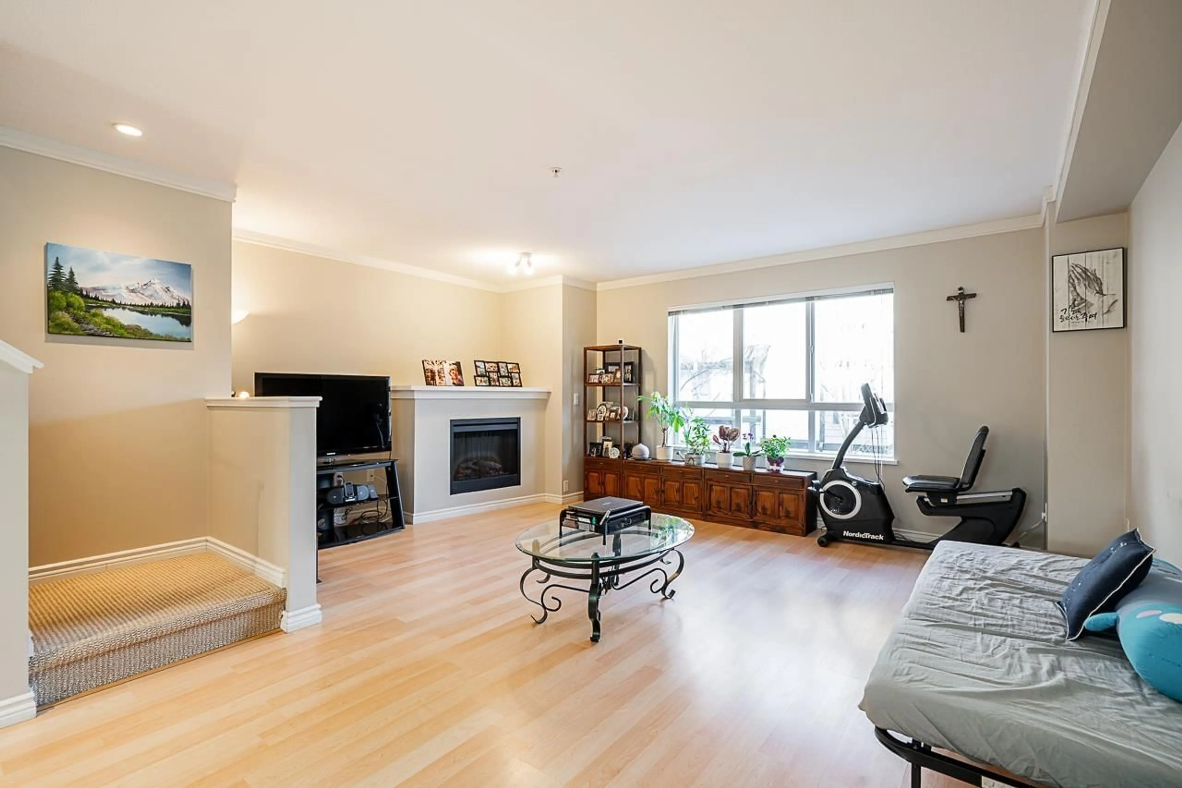 Living room with furniture, wood/laminate floor for 74 - 6747 203, Langley British Columbia V2Y3B5