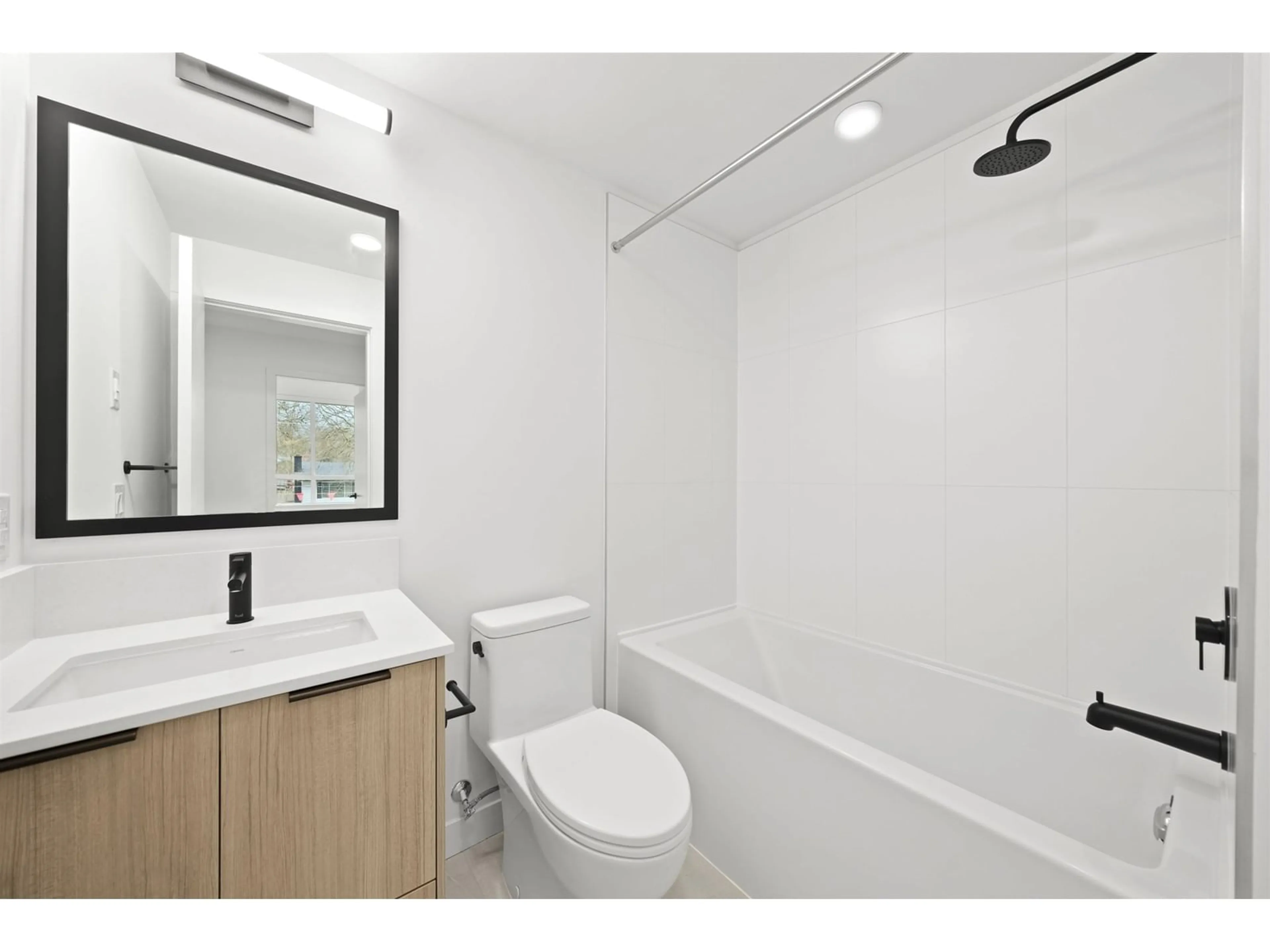 Standard bathroom, unknown for TH7 - 9456 134, Surrey British Columbia V3V0G8