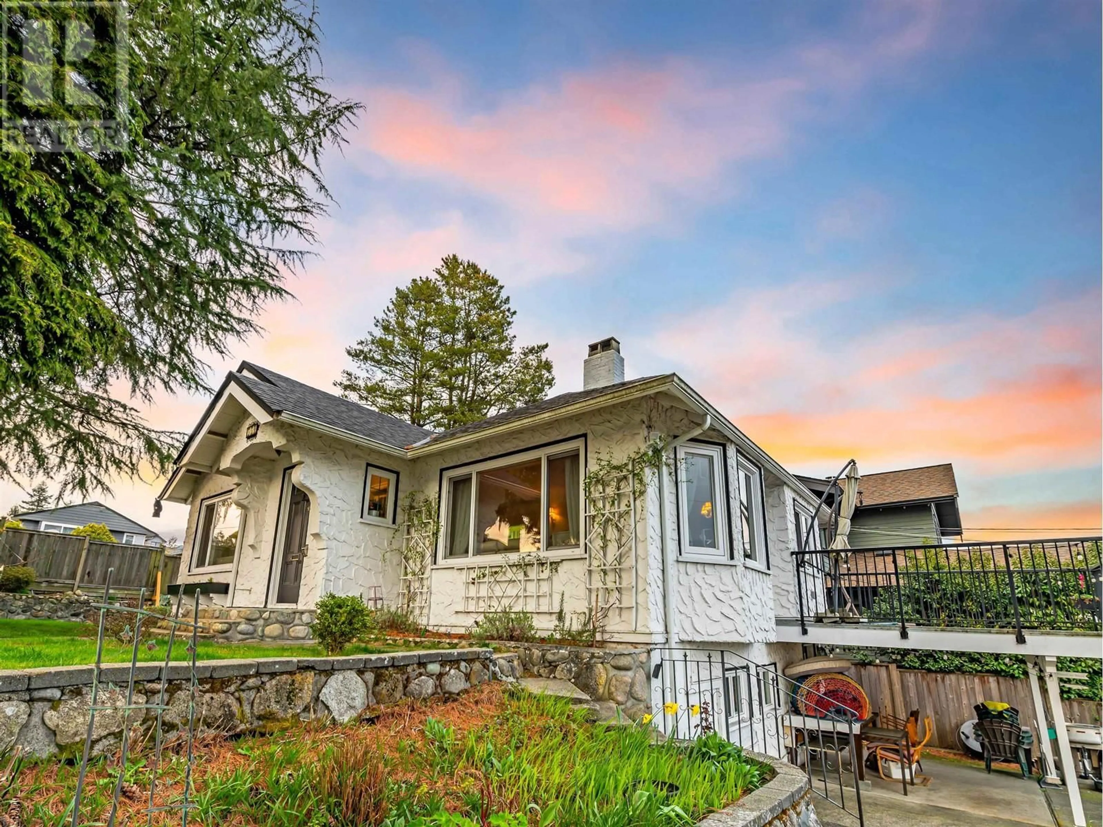 Home with vinyl exterior material, street for 550 SUTHERLAND AVENUE, North Vancouver British Columbia V7L3Z3