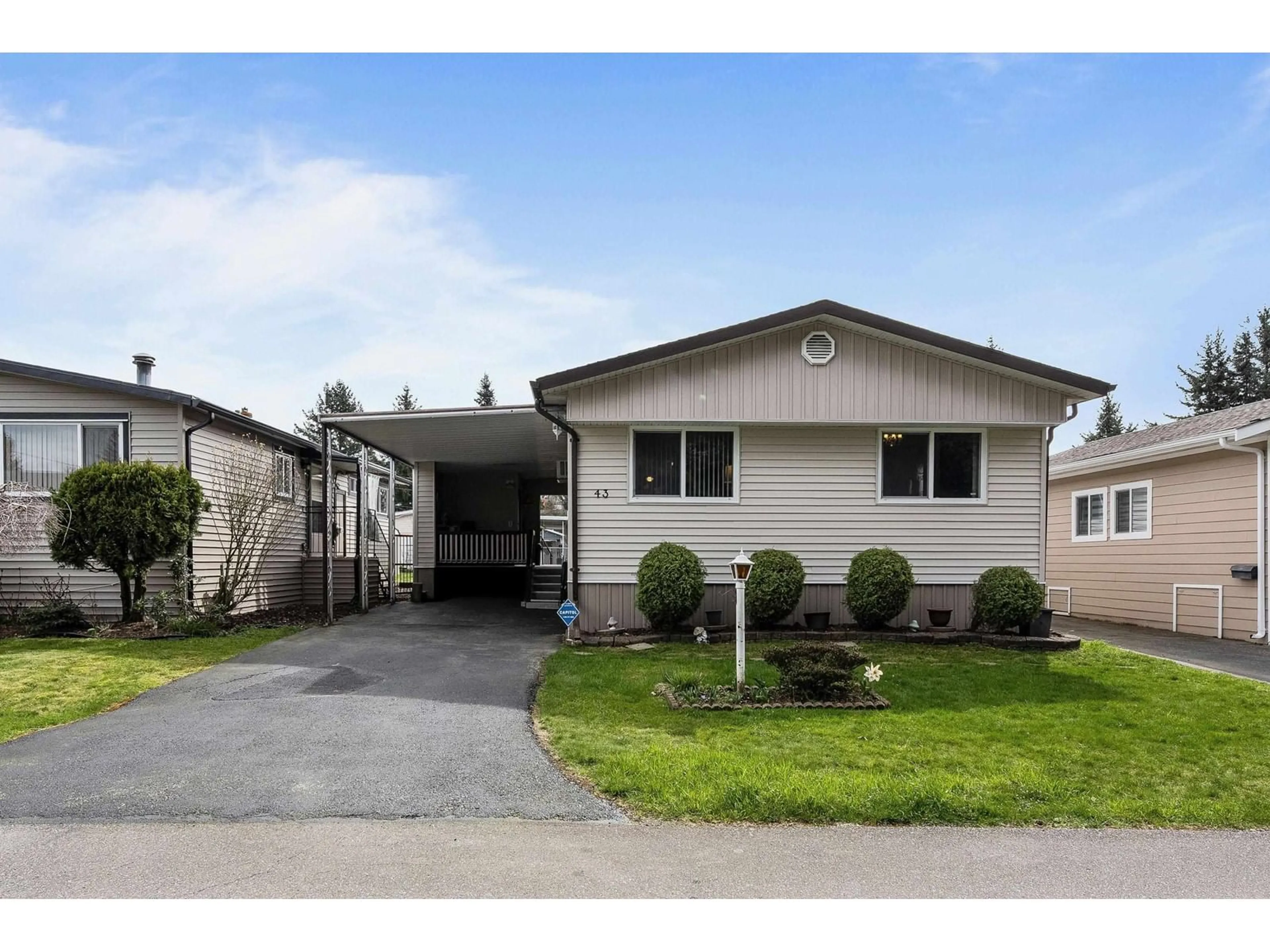 Home with vinyl exterior material, street for 43 - 31313 LIVINGSTONE, Abbotsford British Columbia V2S1M3