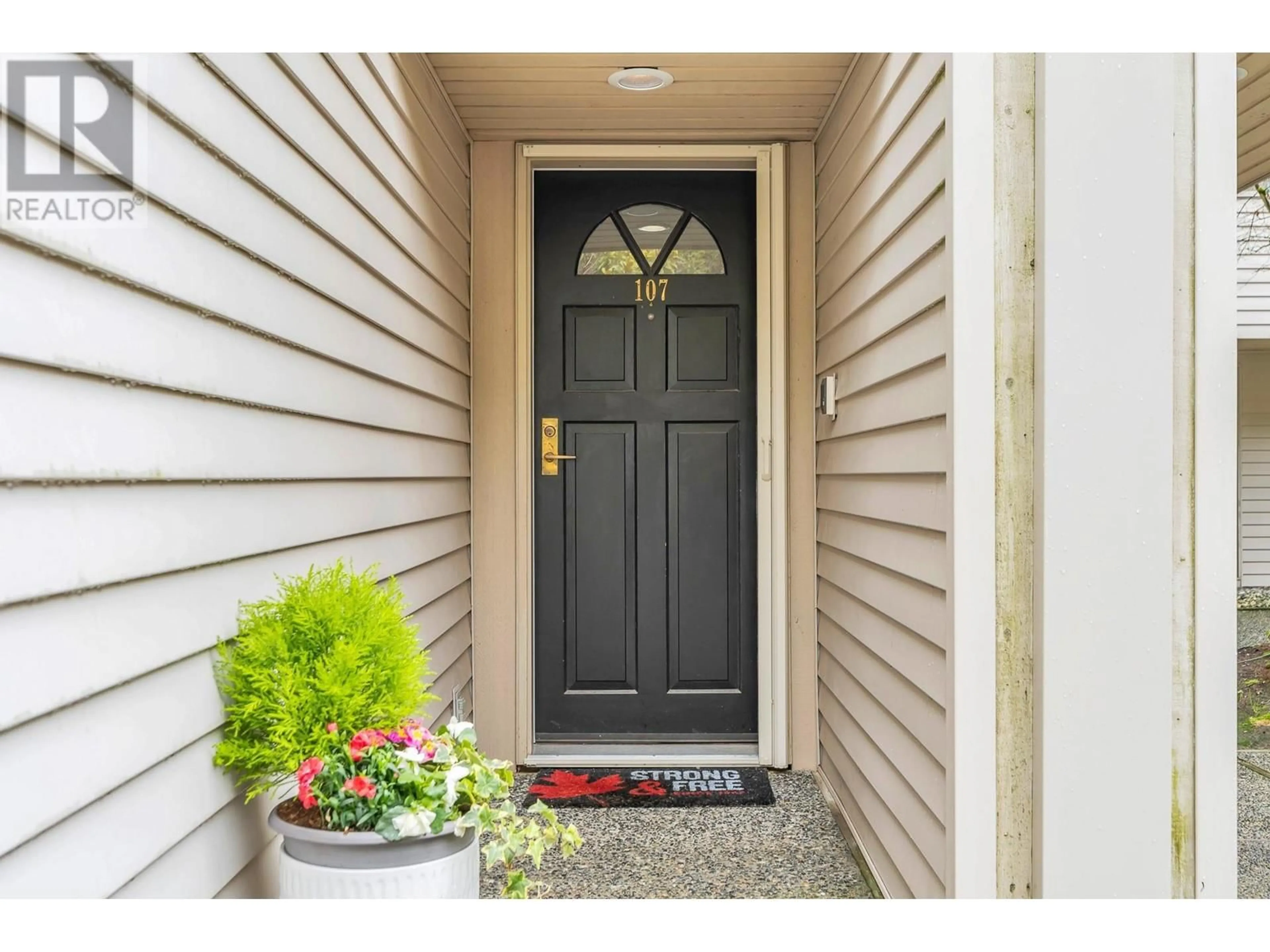 Indoor entryway for 107 - 2274 FOLKESTONE WAY, West Vancouver British Columbia V7S2X7