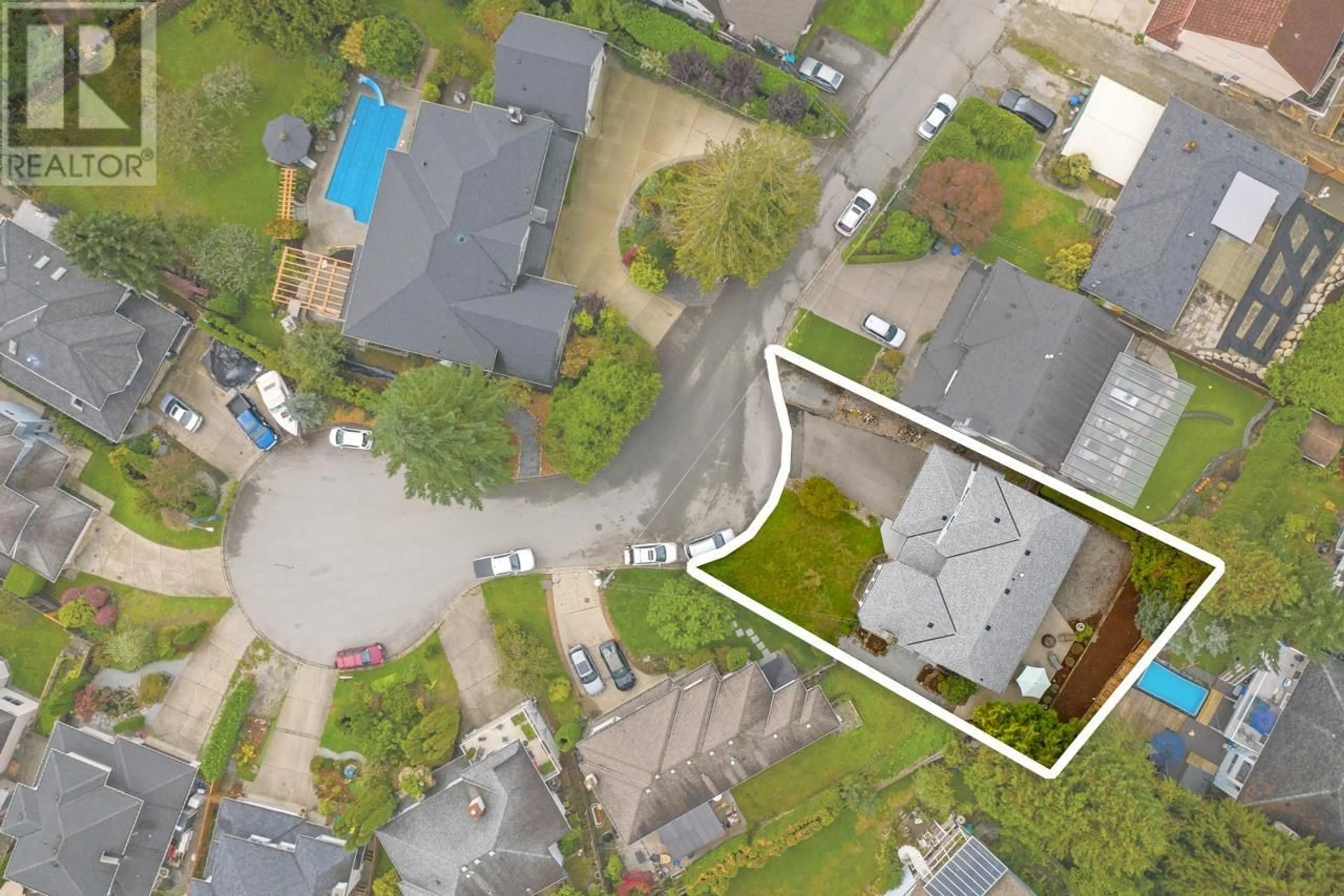 A pic from outside/outdoor area/front of a property/back of a property/a pic from drone, street for 629 BENTLEY ROAD, Port Moody British Columbia V3H3A4