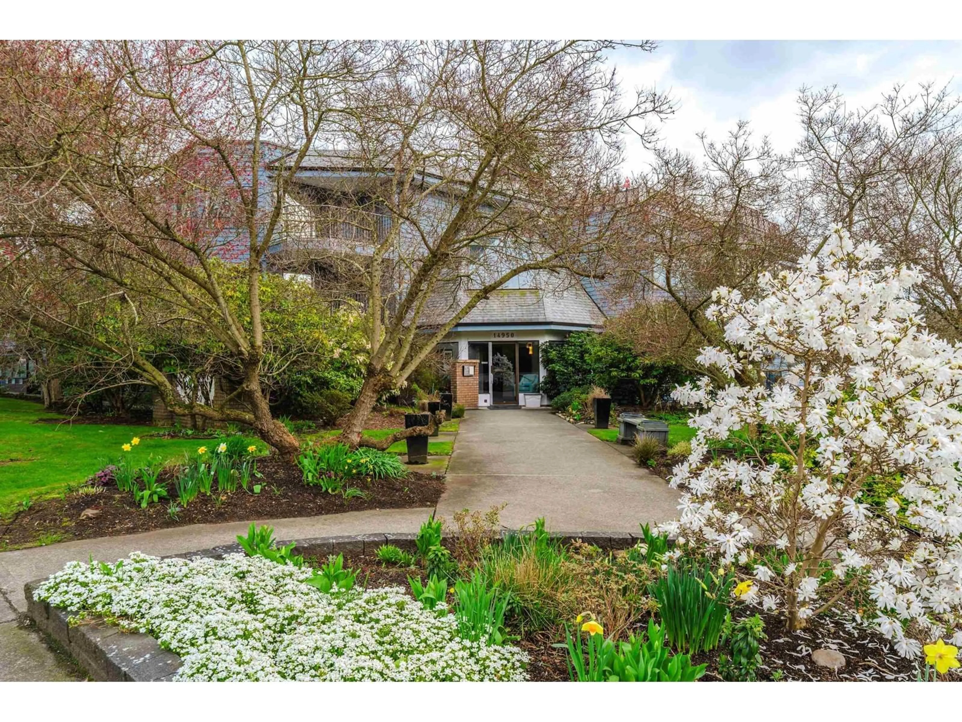 Indoor foyer for 306 - 14950 THRIFT, White Rock British Columbia V4B2J9