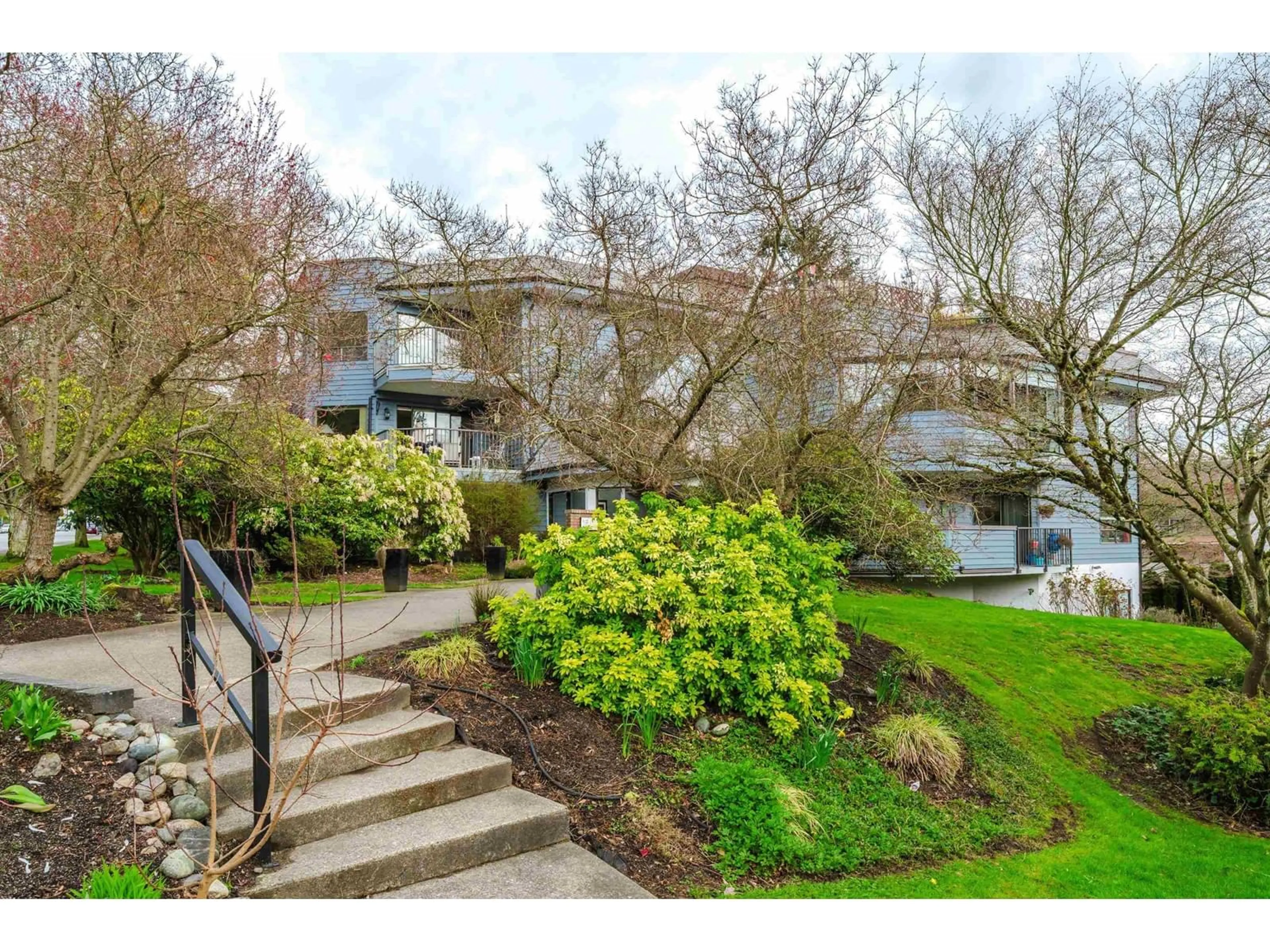 A pic from outside/outdoor area/front of a property/back of a property/a pic from drone, unknown for 306 - 14950 THRIFT, White Rock British Columbia V4B2J9