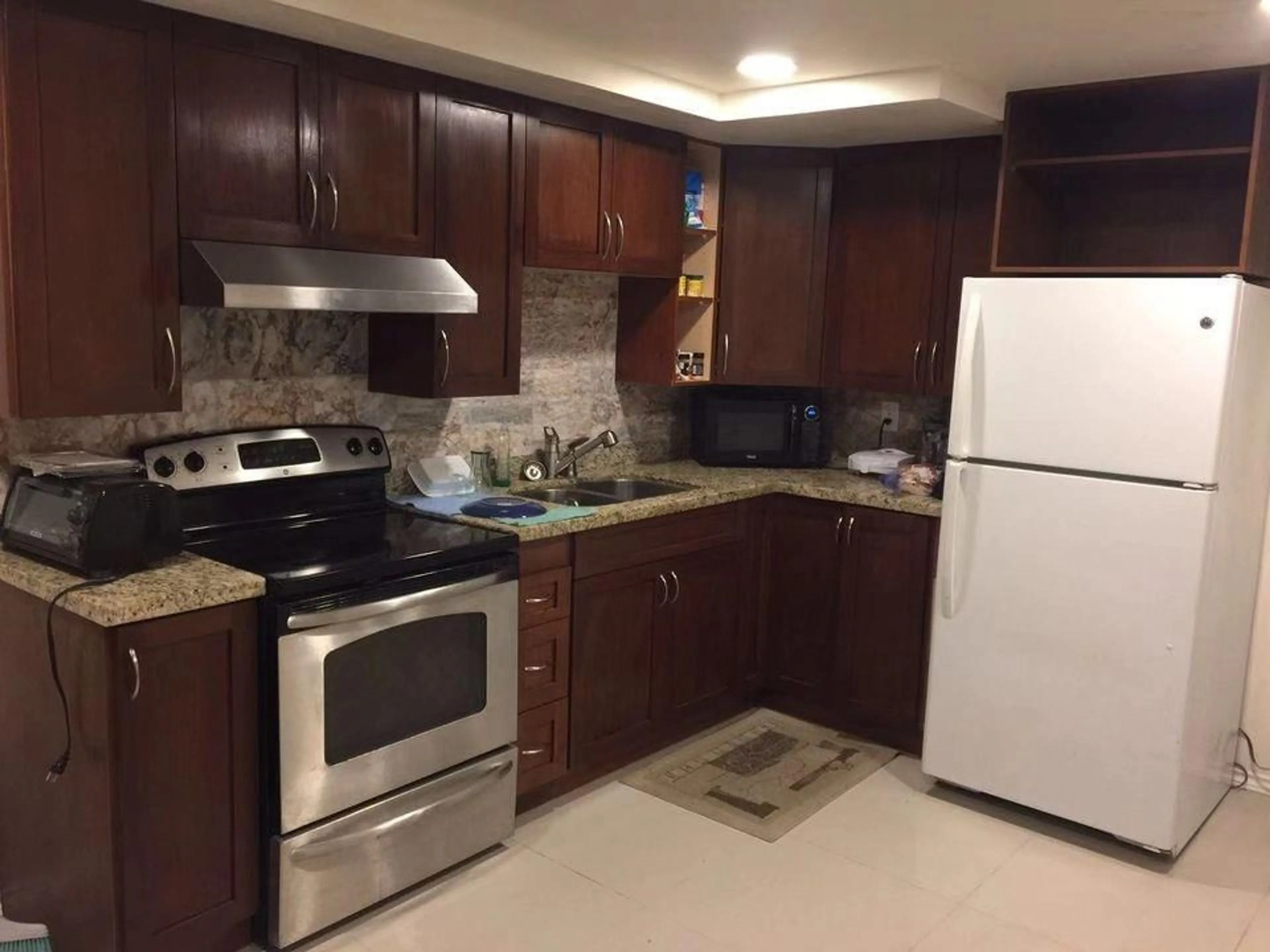 Standard kitchen, ceramic/tile floor for 11331 136, Surrey British Columbia V3R6V4