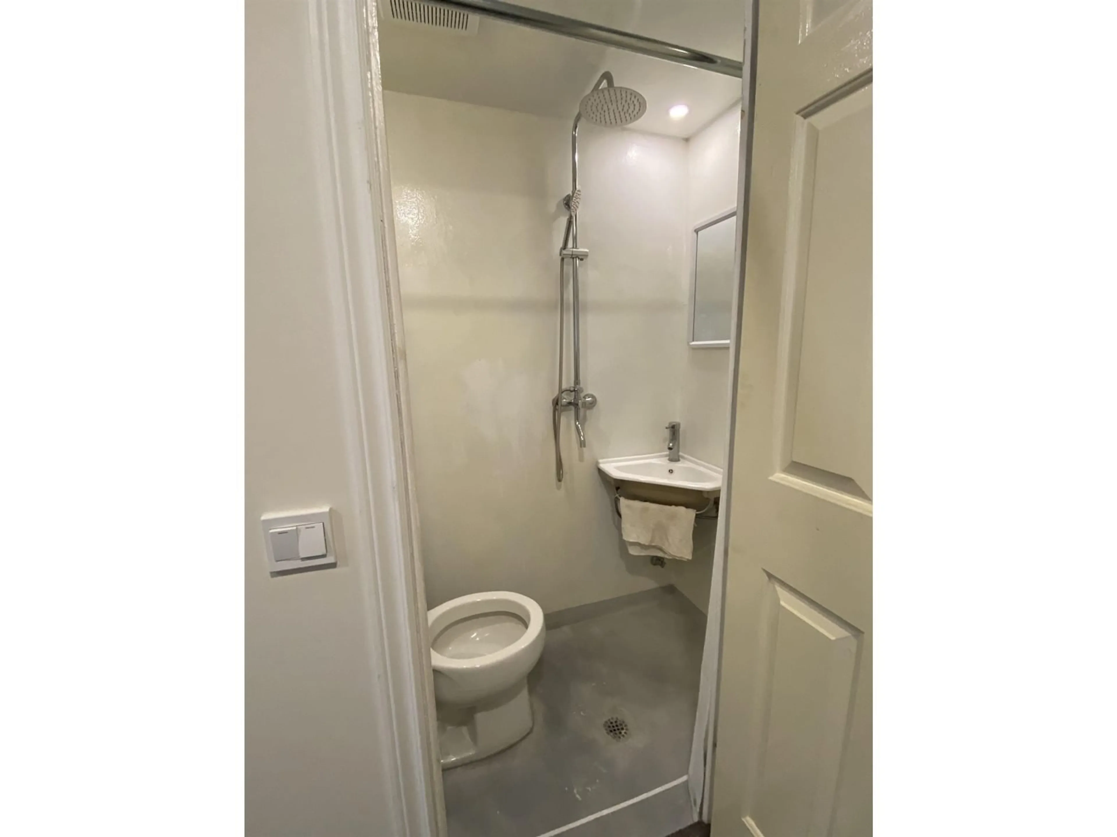 Standard bathroom, floor is not visible for 11331 136, Surrey British Columbia V3R6V4