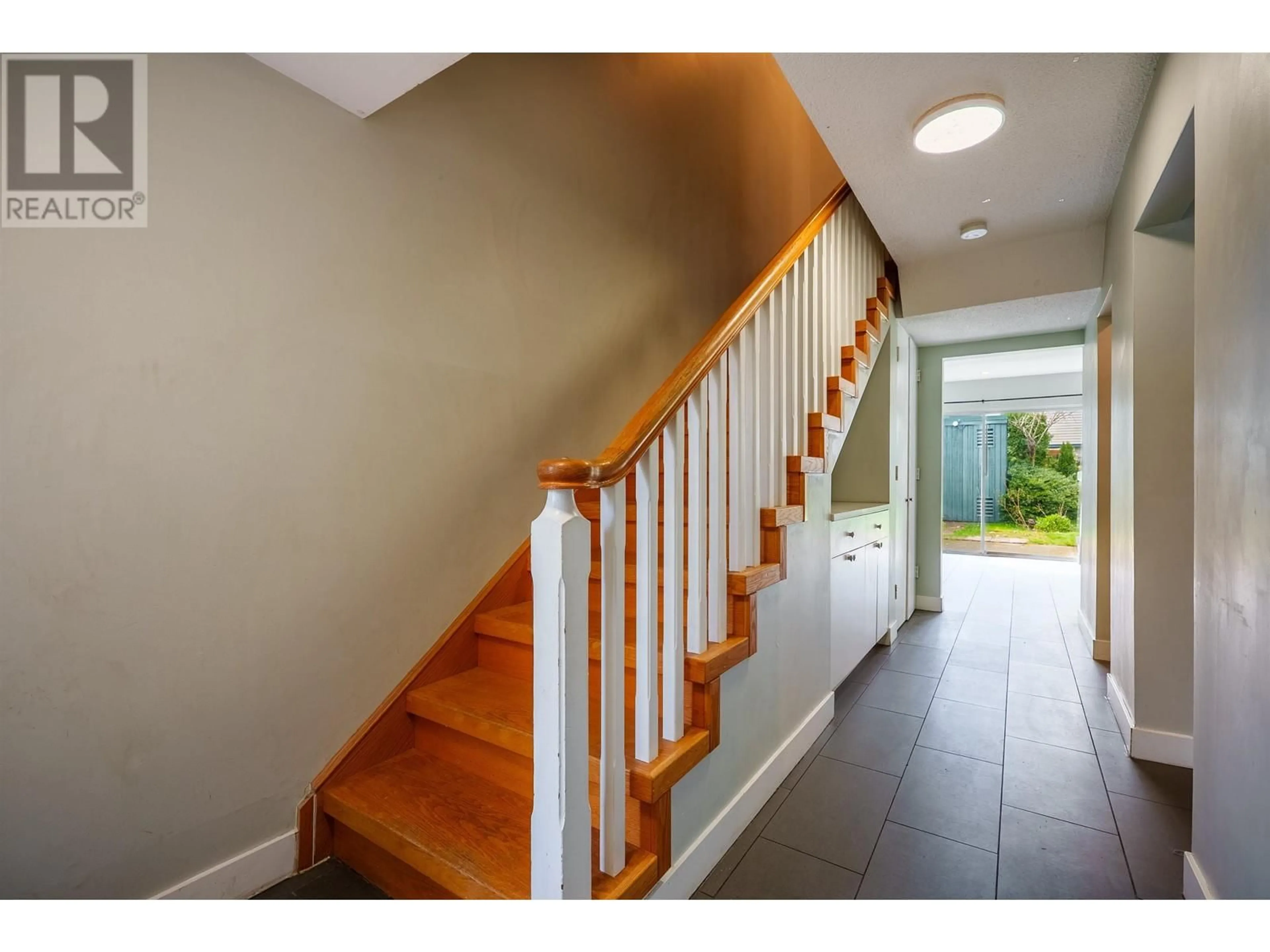 Indoor entryway for 2645 WESTVIEW DRIVE, North Vancouver British Columbia V7N3X1
