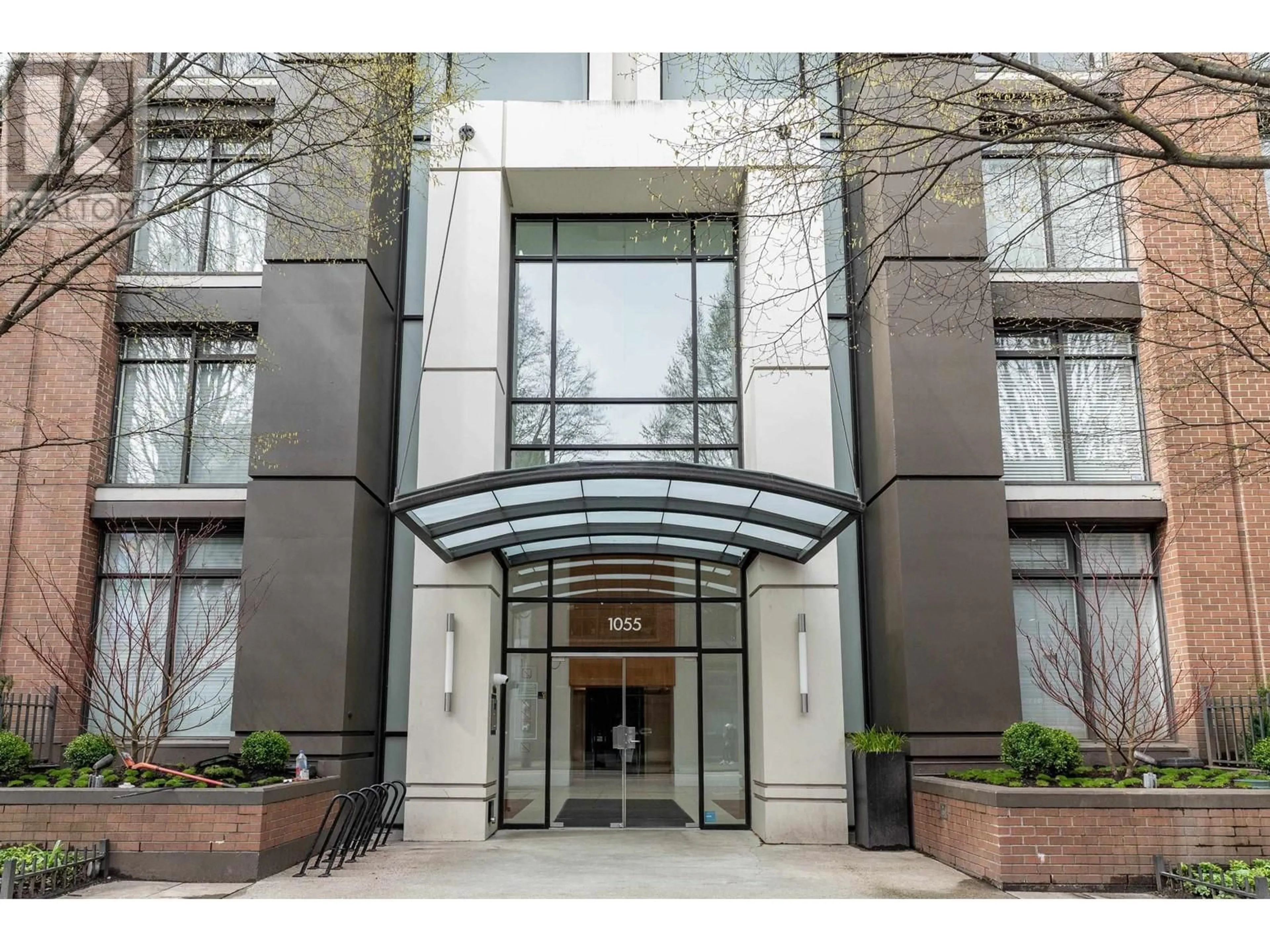 Indoor foyer for 502 - 1055 HOMER STREET, Vancouver British Columbia V6B1G3