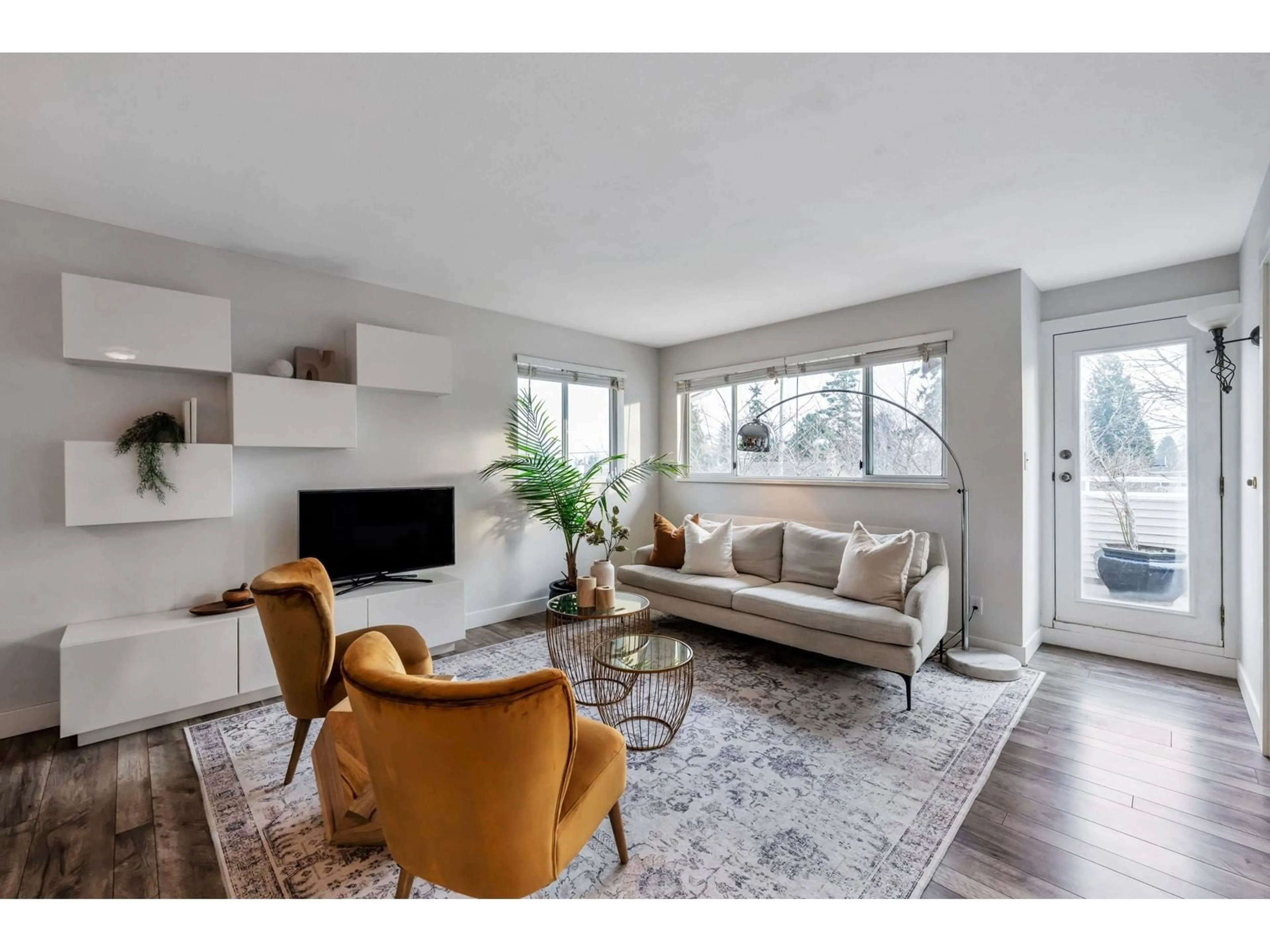 Living room with furniture, wood/laminate floor for 304 - 15991 THRIFT, White Rock British Columbia V4B2M9