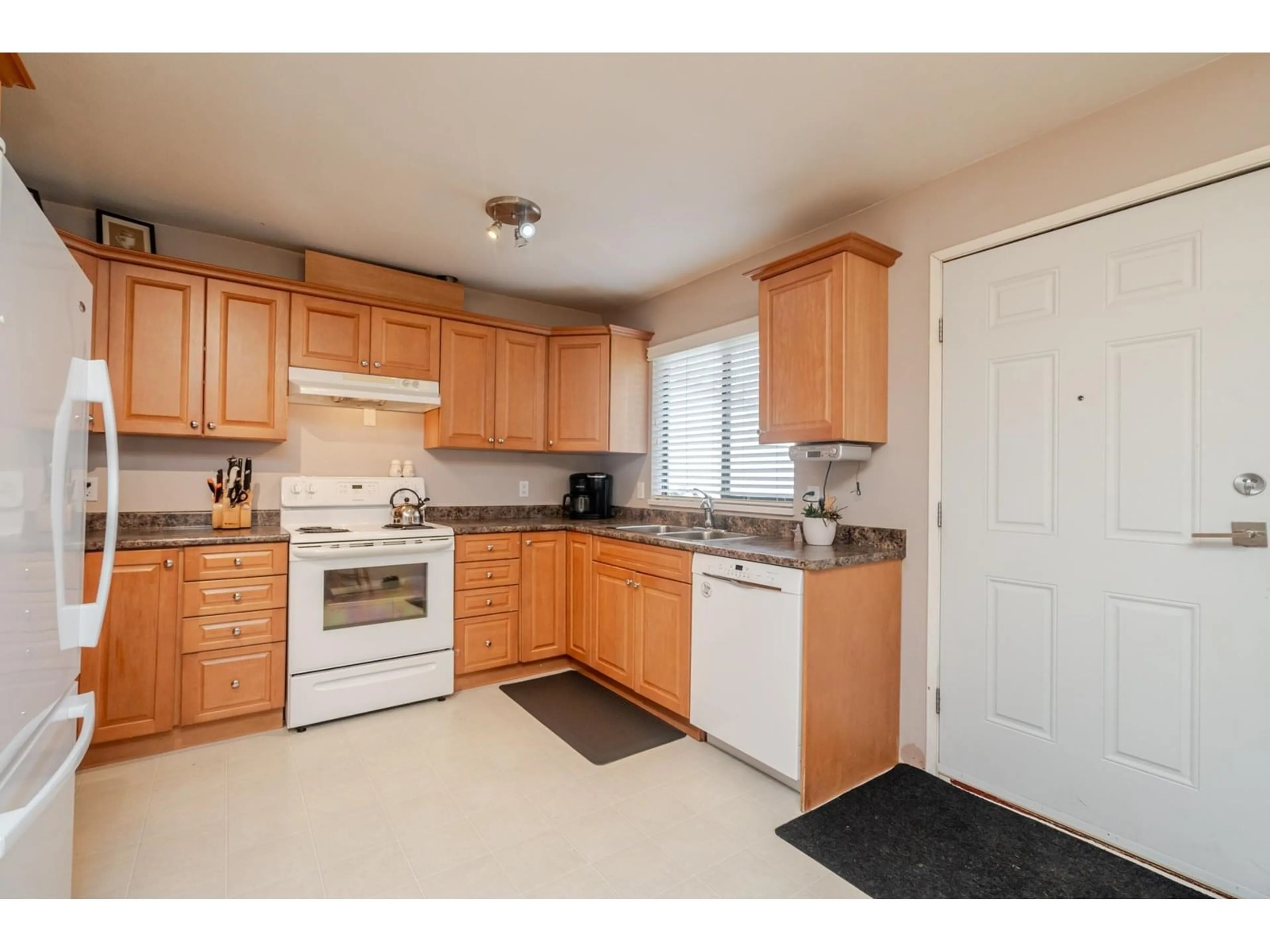 Standard kitchen, unknown for 8570 152, Surrey British Columbia V3S3N1