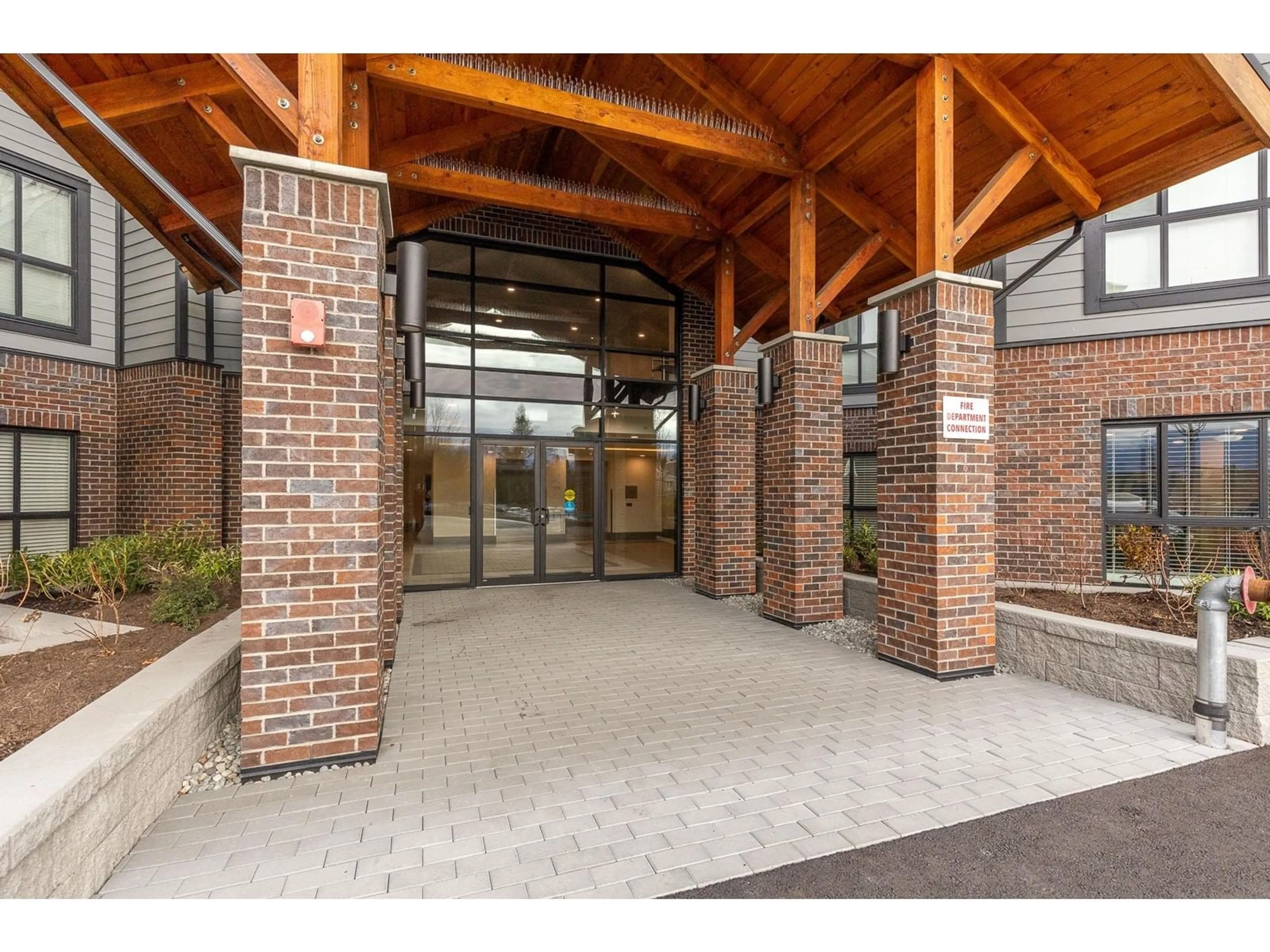 Indoor foyer for 107 - 8497 YOUNG ROAD, Chilliwack British Columbia V2P4P2